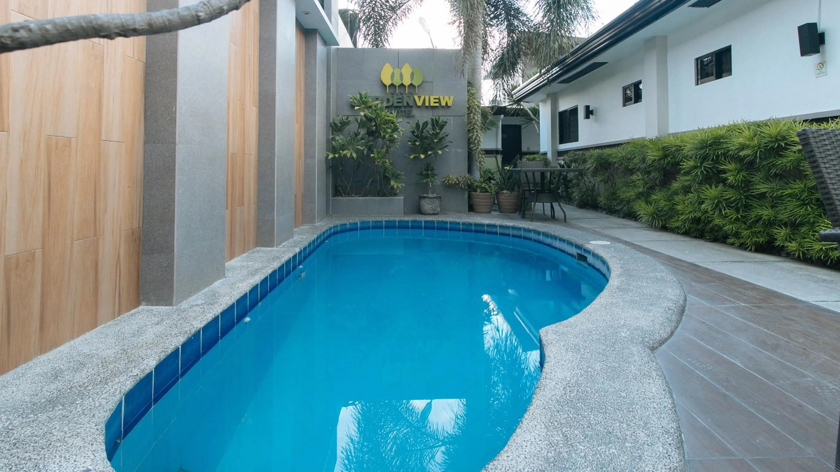 Swimming pool in RedDoorz @ Gardenview Hotel GTower Angeles