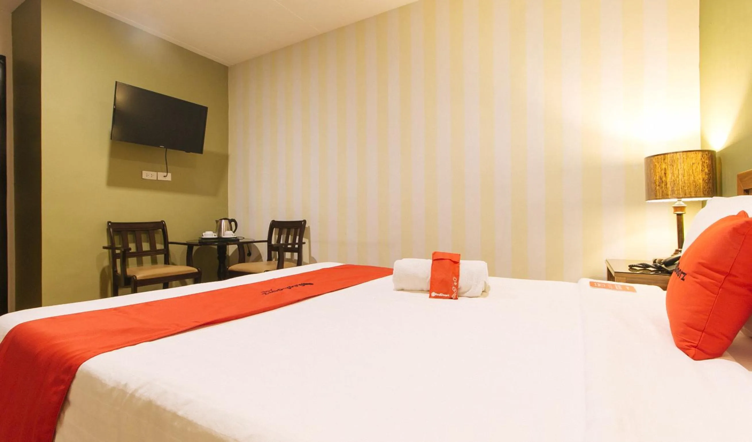 Photo of the whole room in RedDoorz @ Gardenview Hotel GTower Angeles