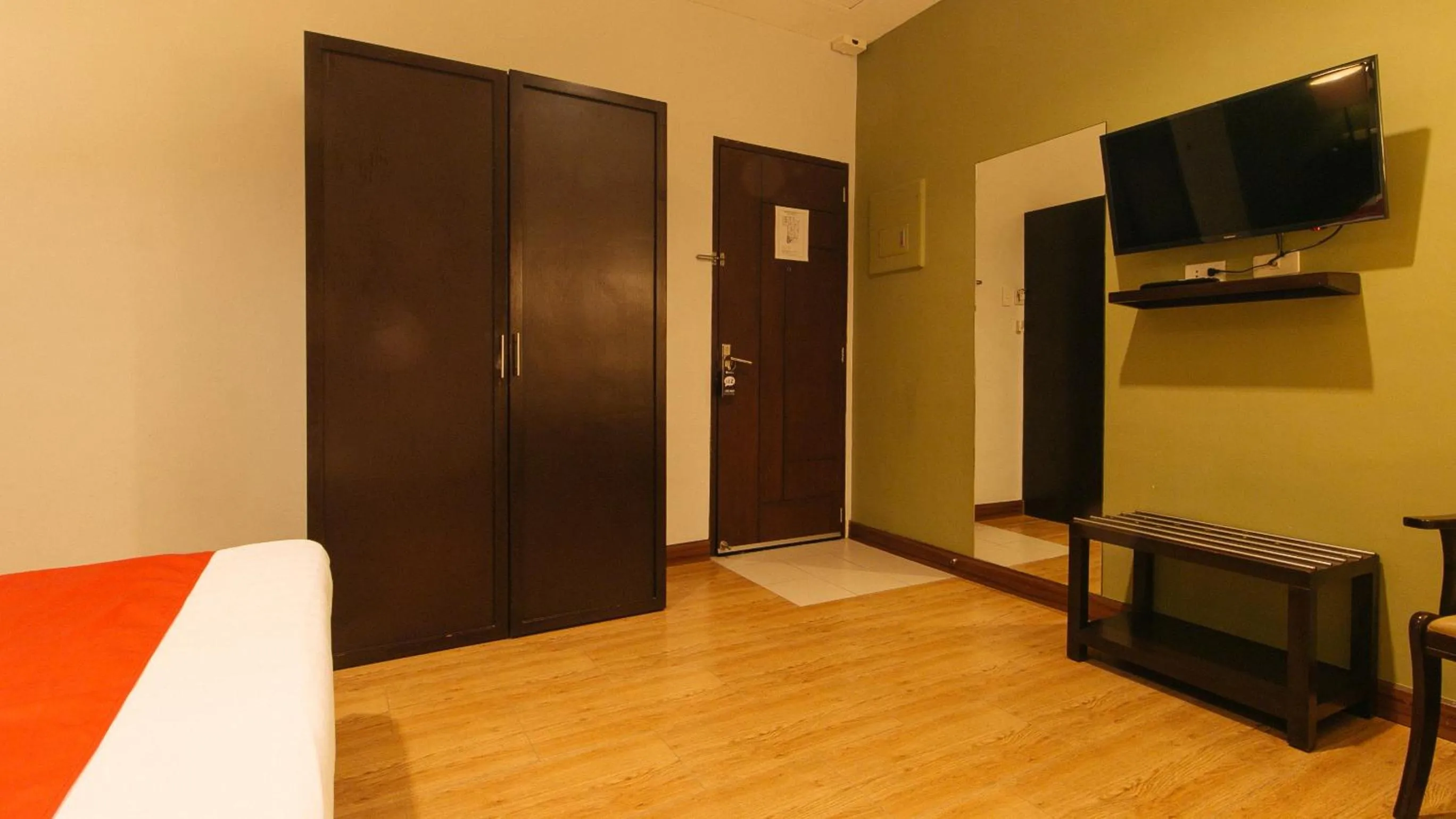 TV and multimedia in RedDoorz @ Gardenview Hotel GTower Angeles