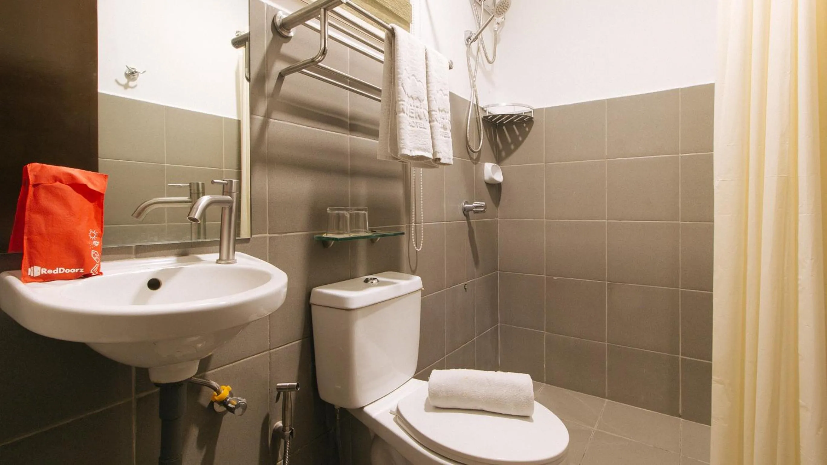 Bathroom in RedDoorz @ Gardenview Hotel GTower Angeles