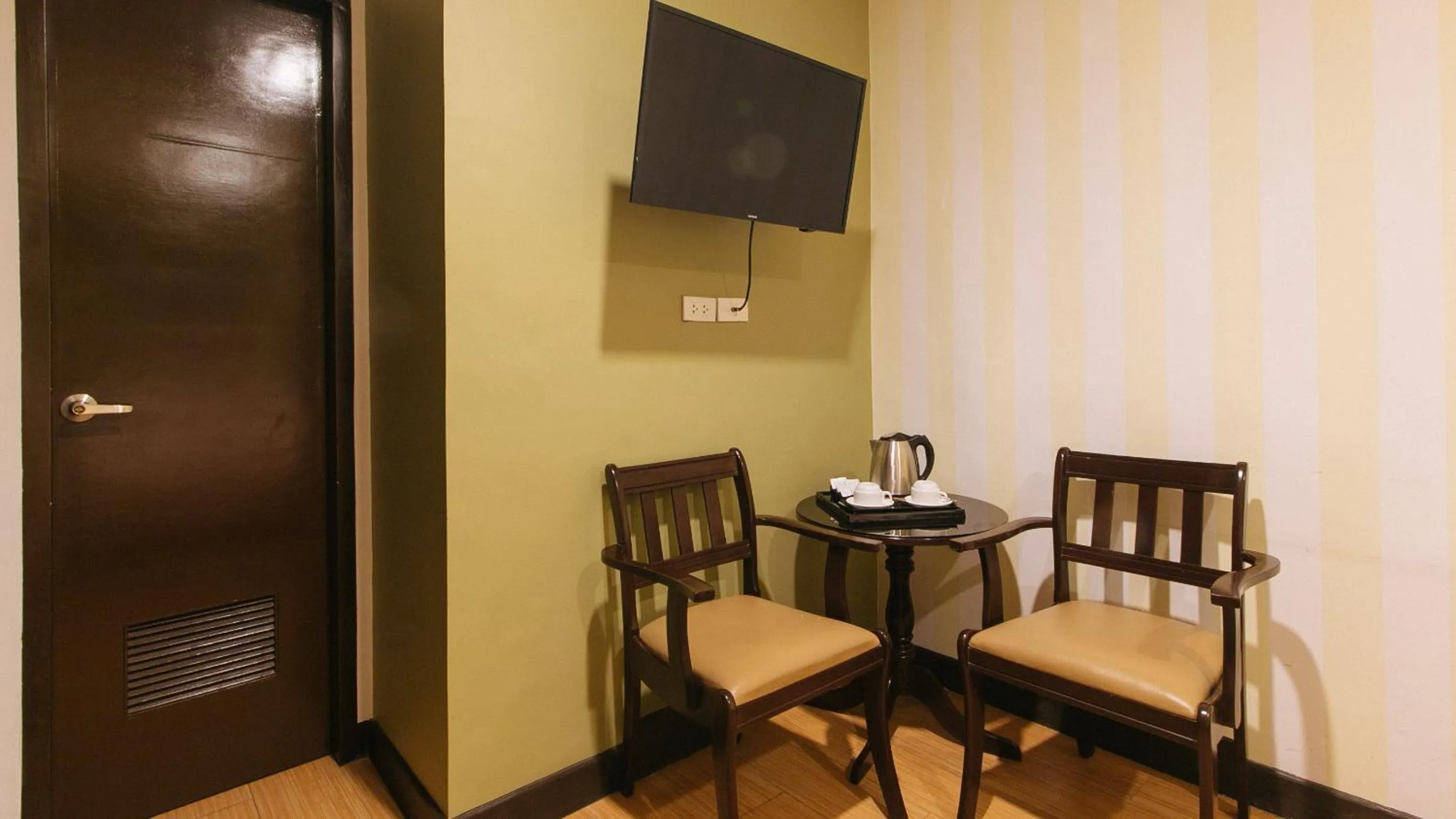 TV and multimedia in RedDoorz @ Gardenview Hotel GTower Angeles