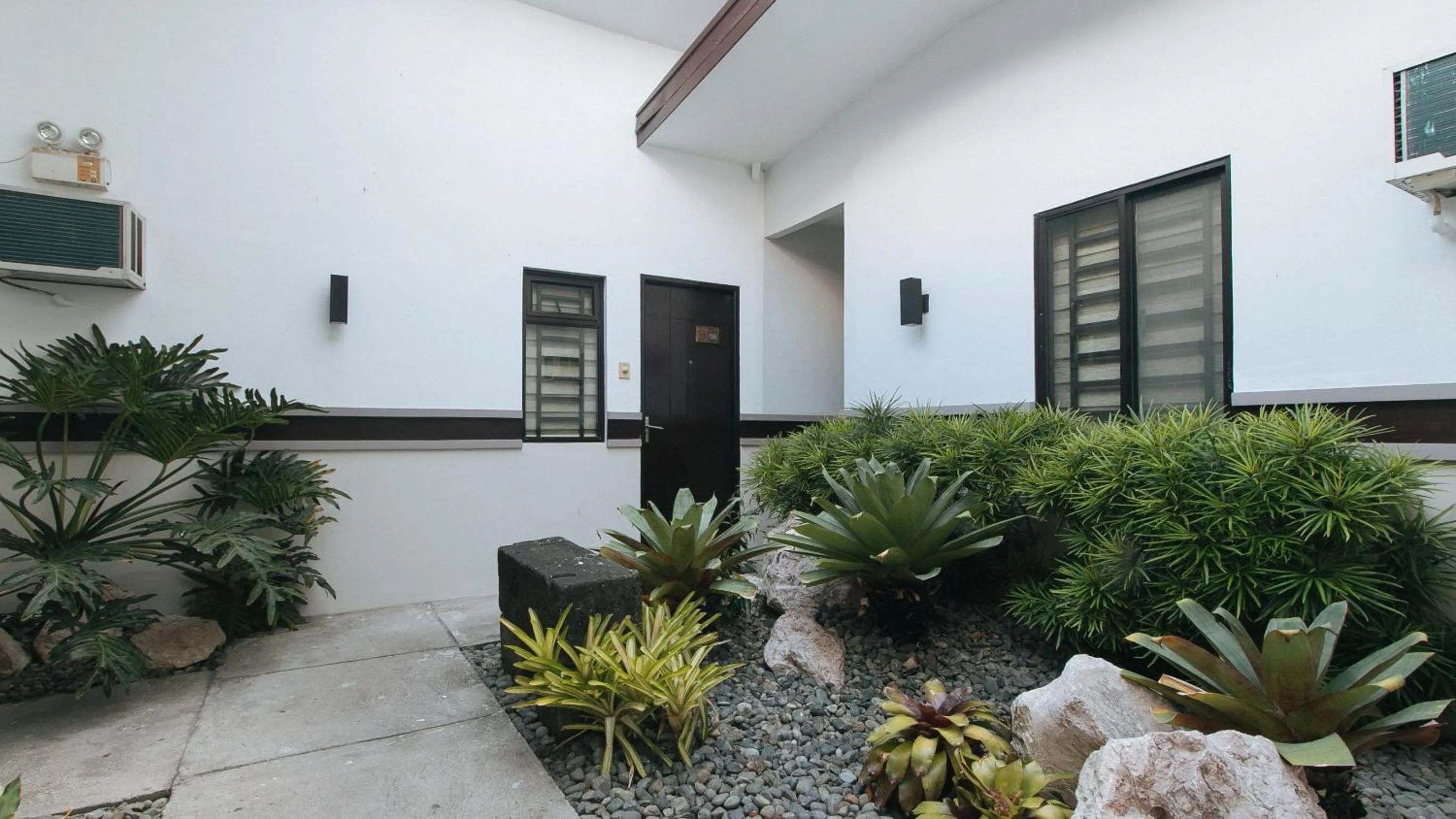 Garden in RedDoorz @ Gardenview Hotel GTower Angeles