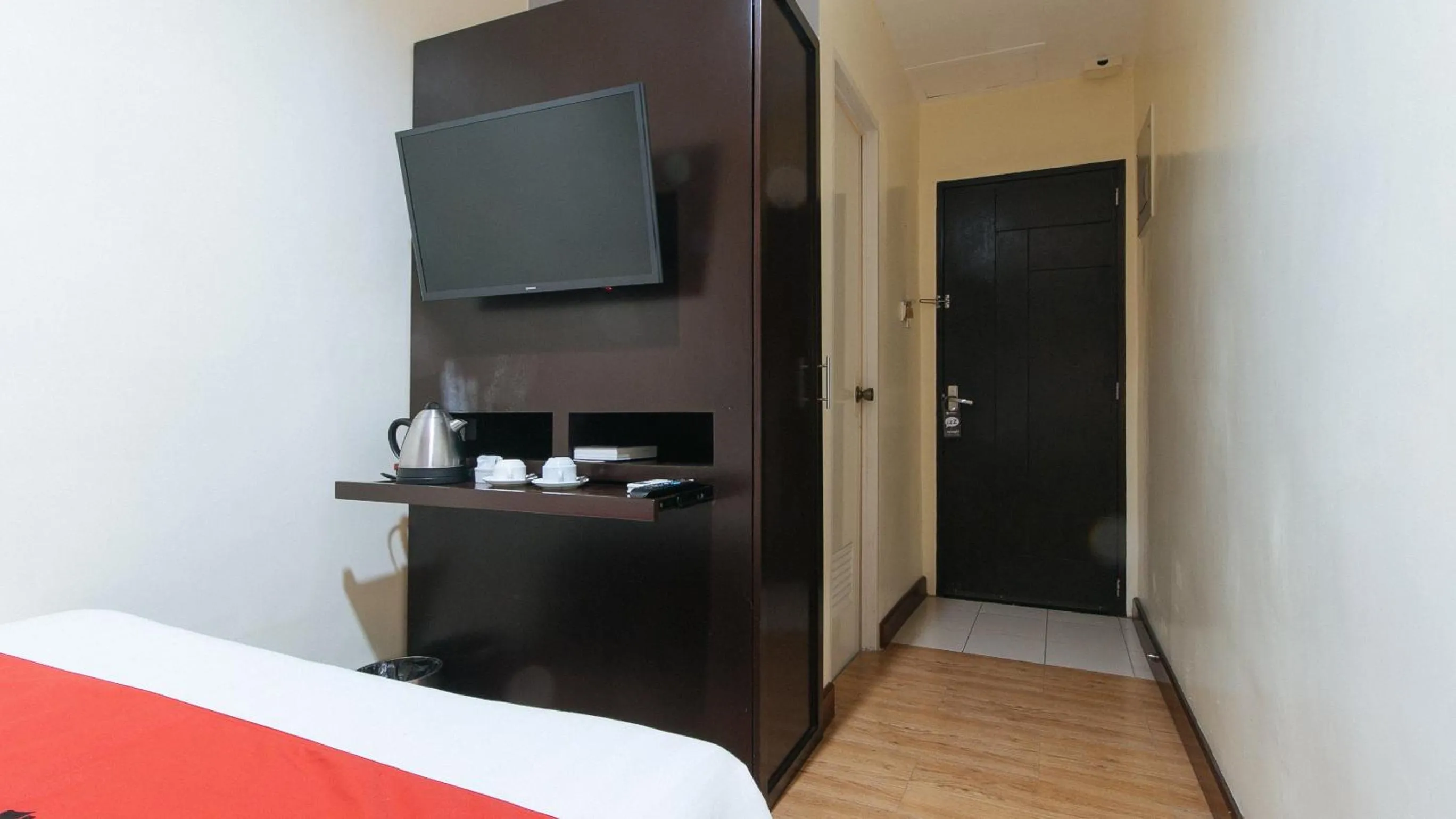 TV and multimedia in RedDoorz @ Gardenview Hotel GTower Angeles