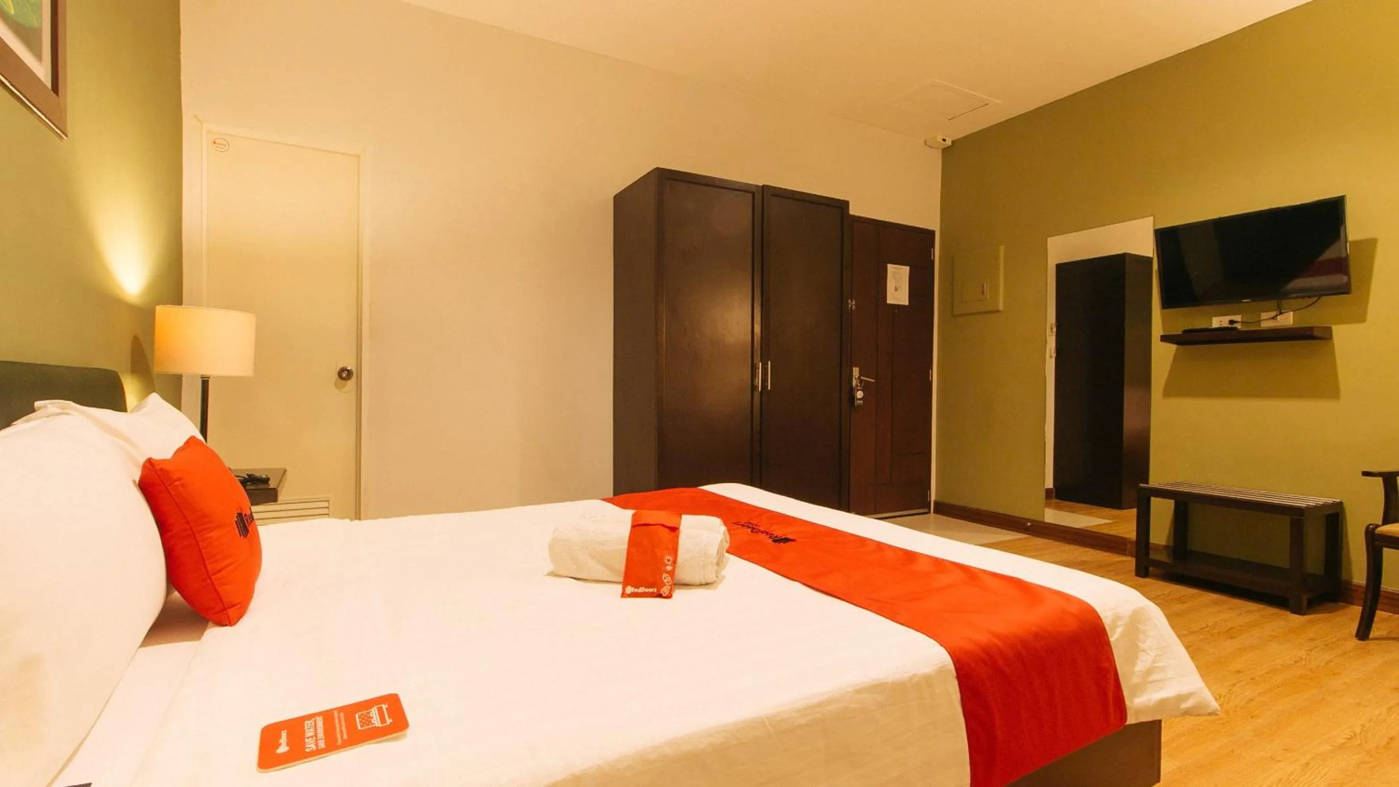 Bed in RedDoorz @ Gardenview Hotel GTower Angeles