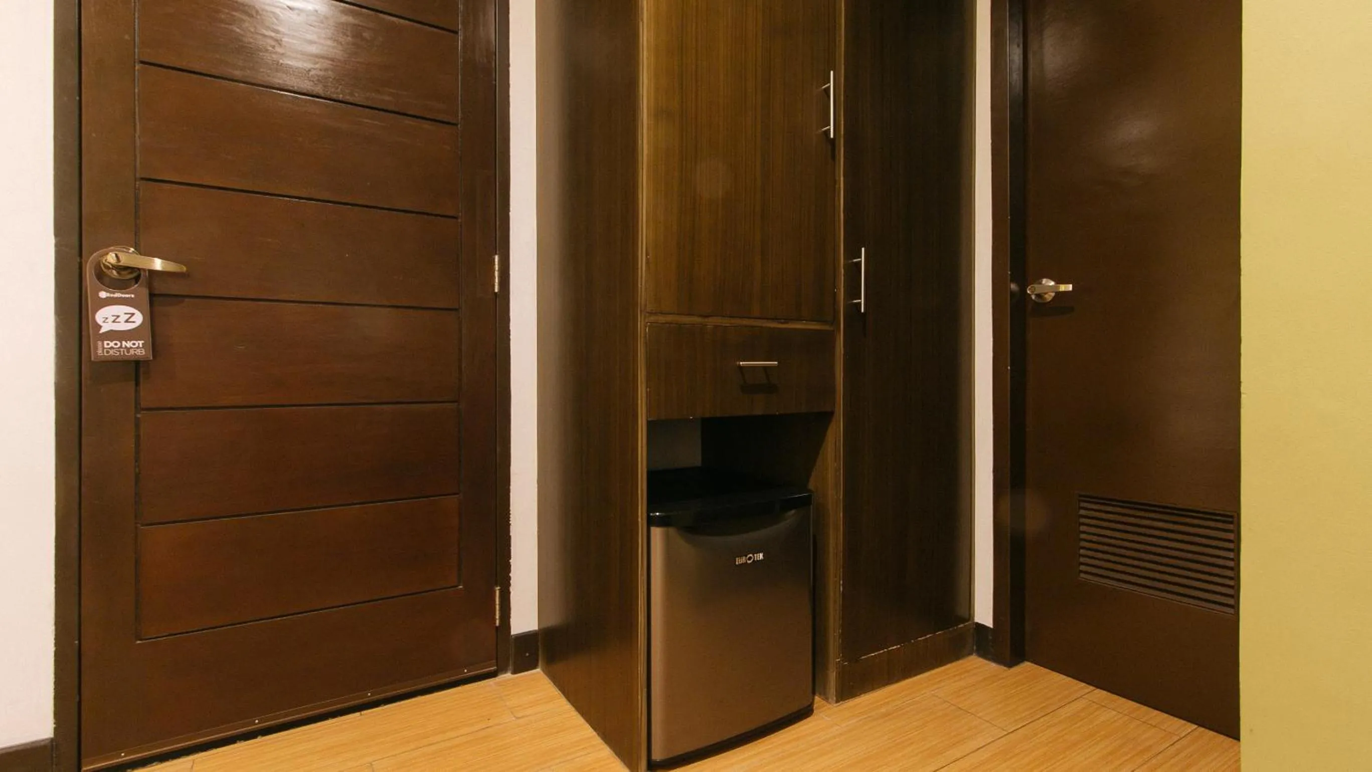 TV and multimedia in RedDoorz @ Gardenview Hotel GTower Angeles