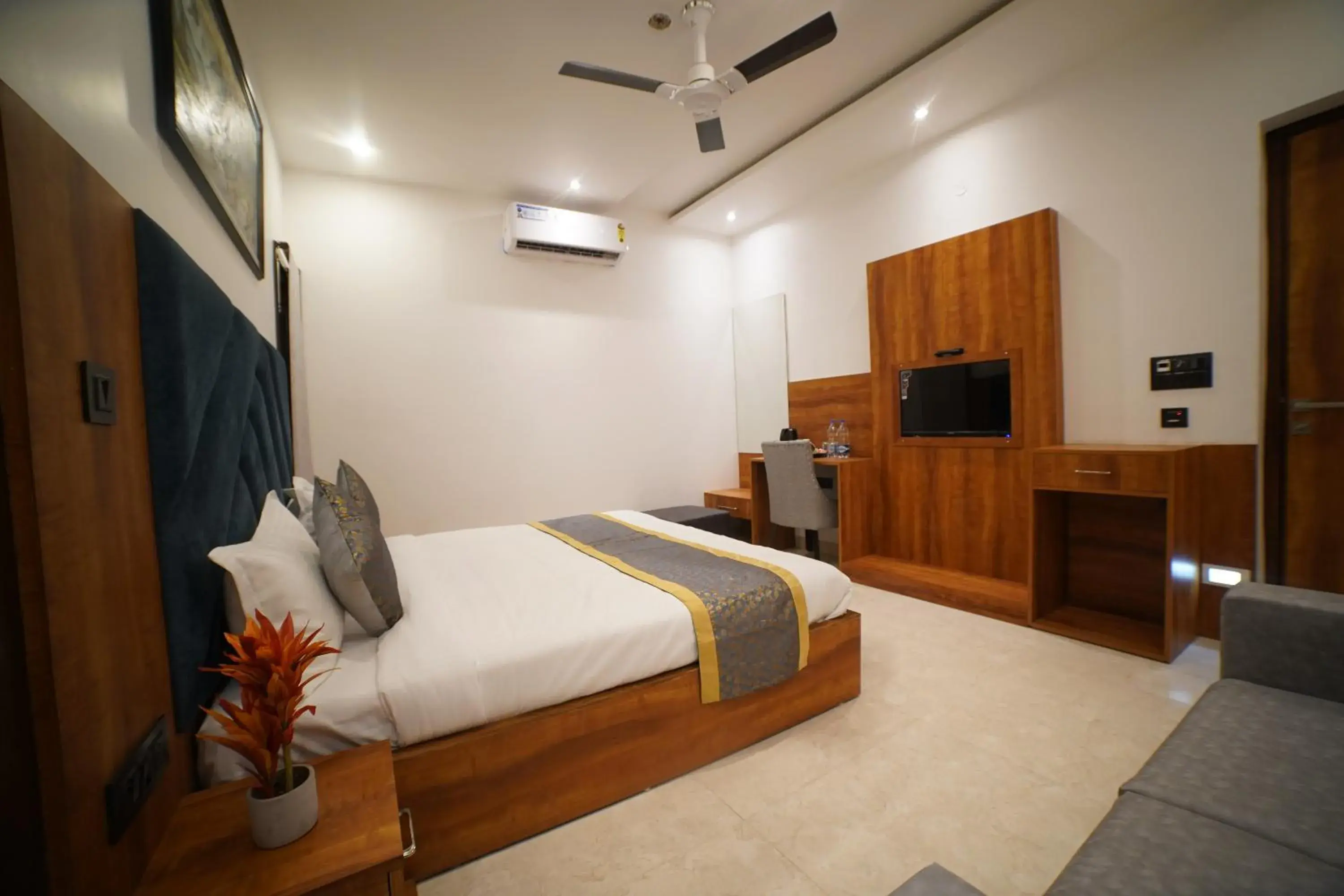 Executive Suite in Hotel Elite - 5 Mins From Golden Temple Executive Suite in Hotel Elite - 5 Mins From Golden Temple