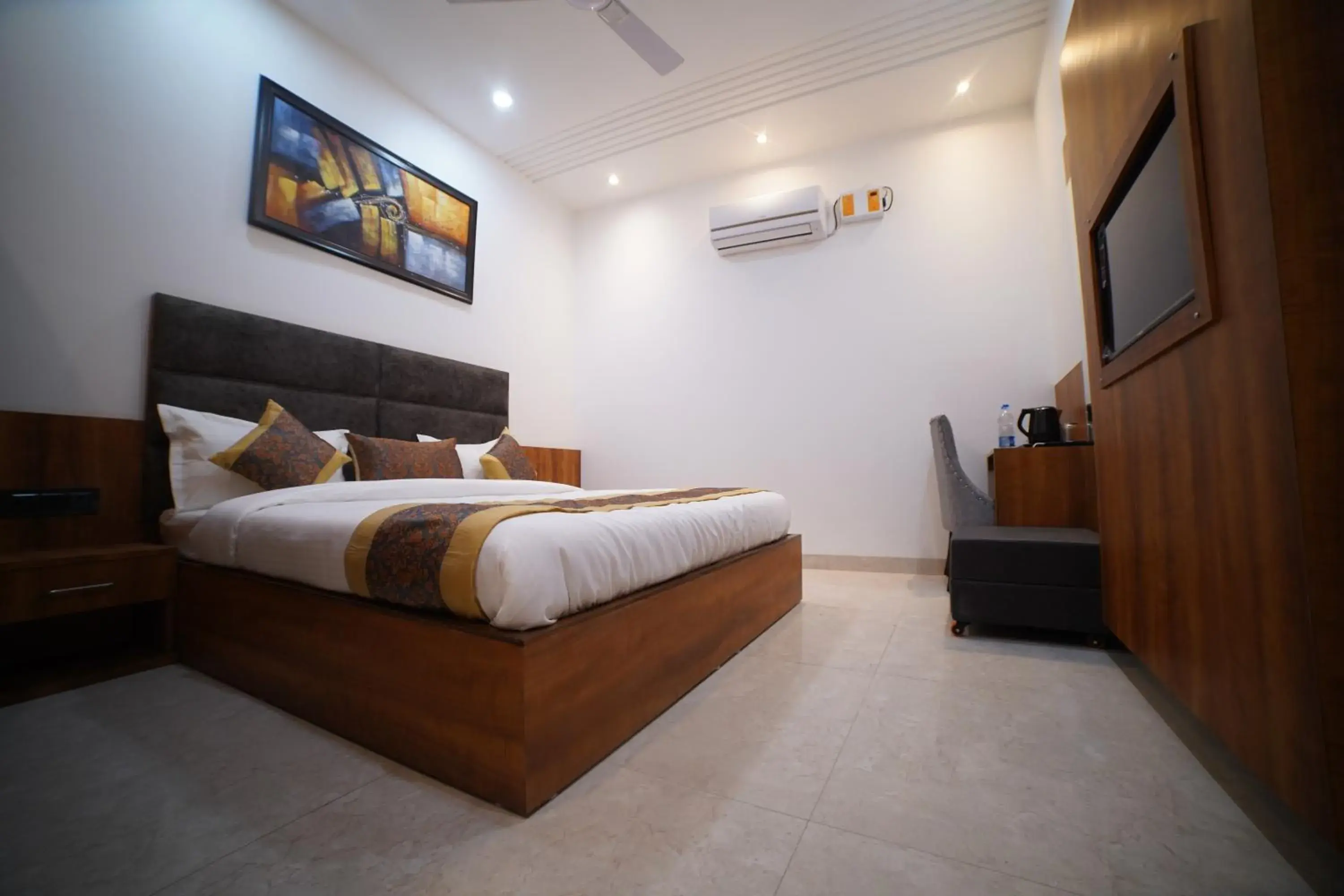 Bed in Hotel Elite - 5 Mins From Golden Temple Bed in Hotel Elite - 5 Mins From Golden Temple