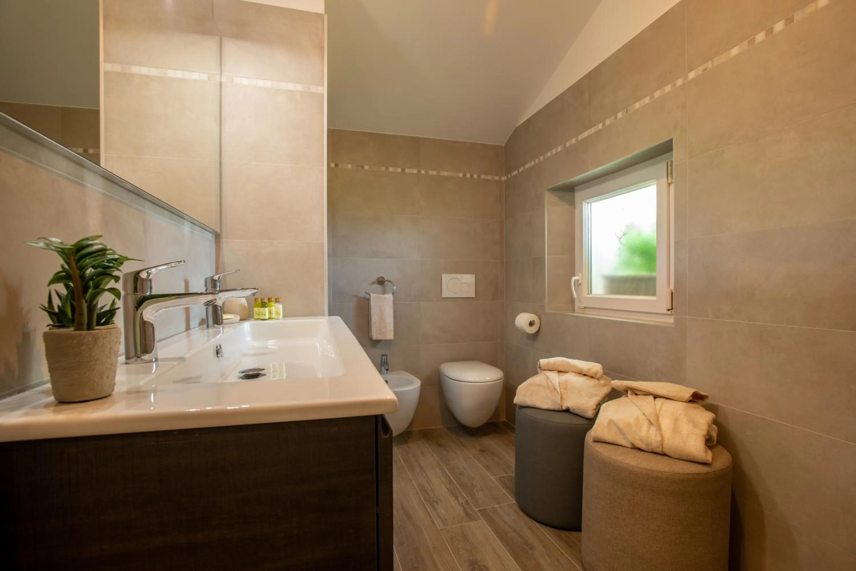 Toilet in Relais La Dolce Vite