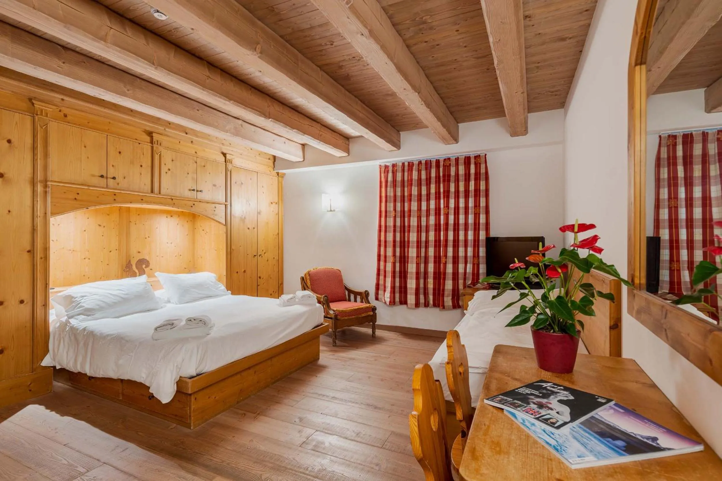 TV and multimedia, Bed in Royal Hotel Cortina