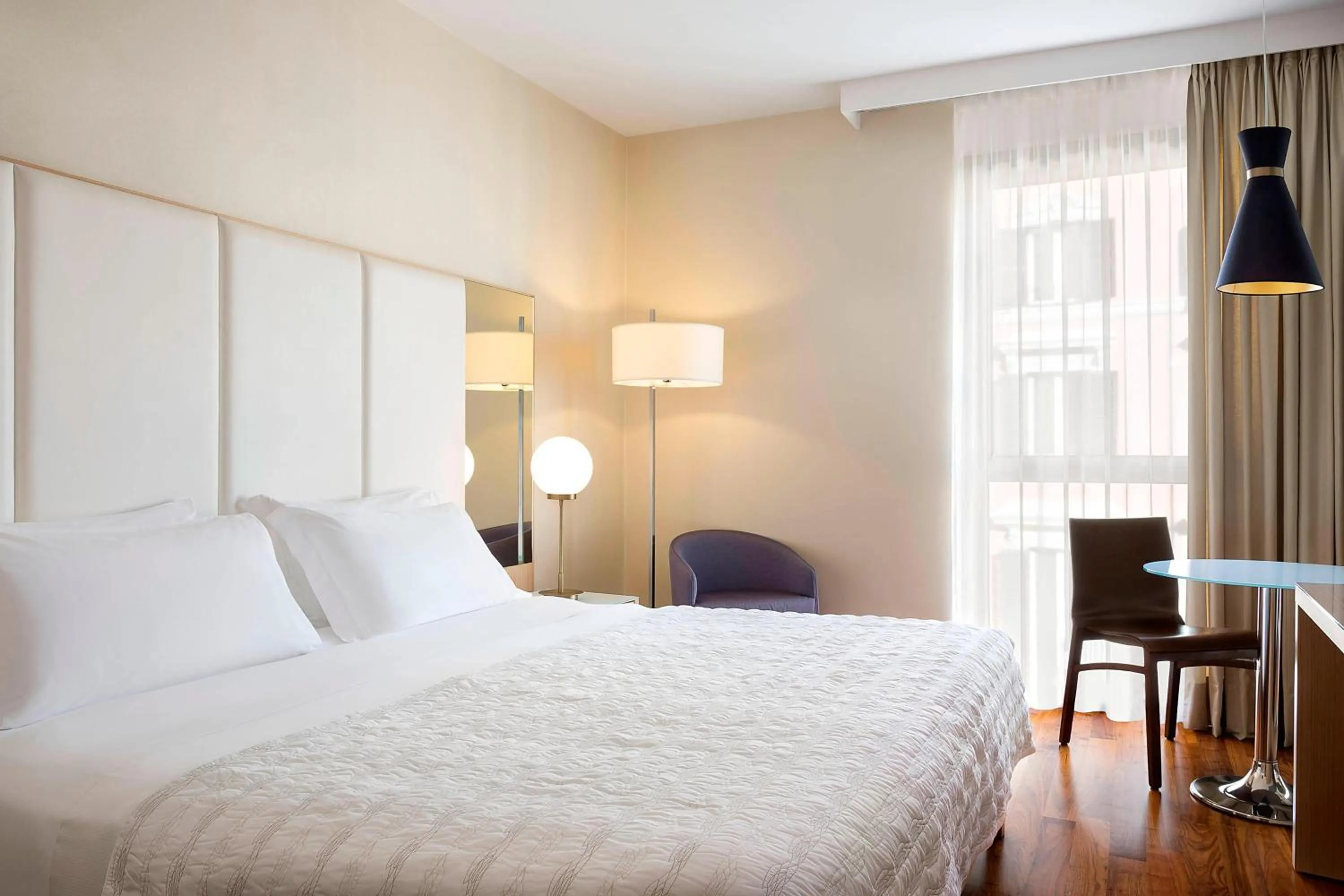 Photo of the whole room, Bed in Le Meridien Visconti Rome