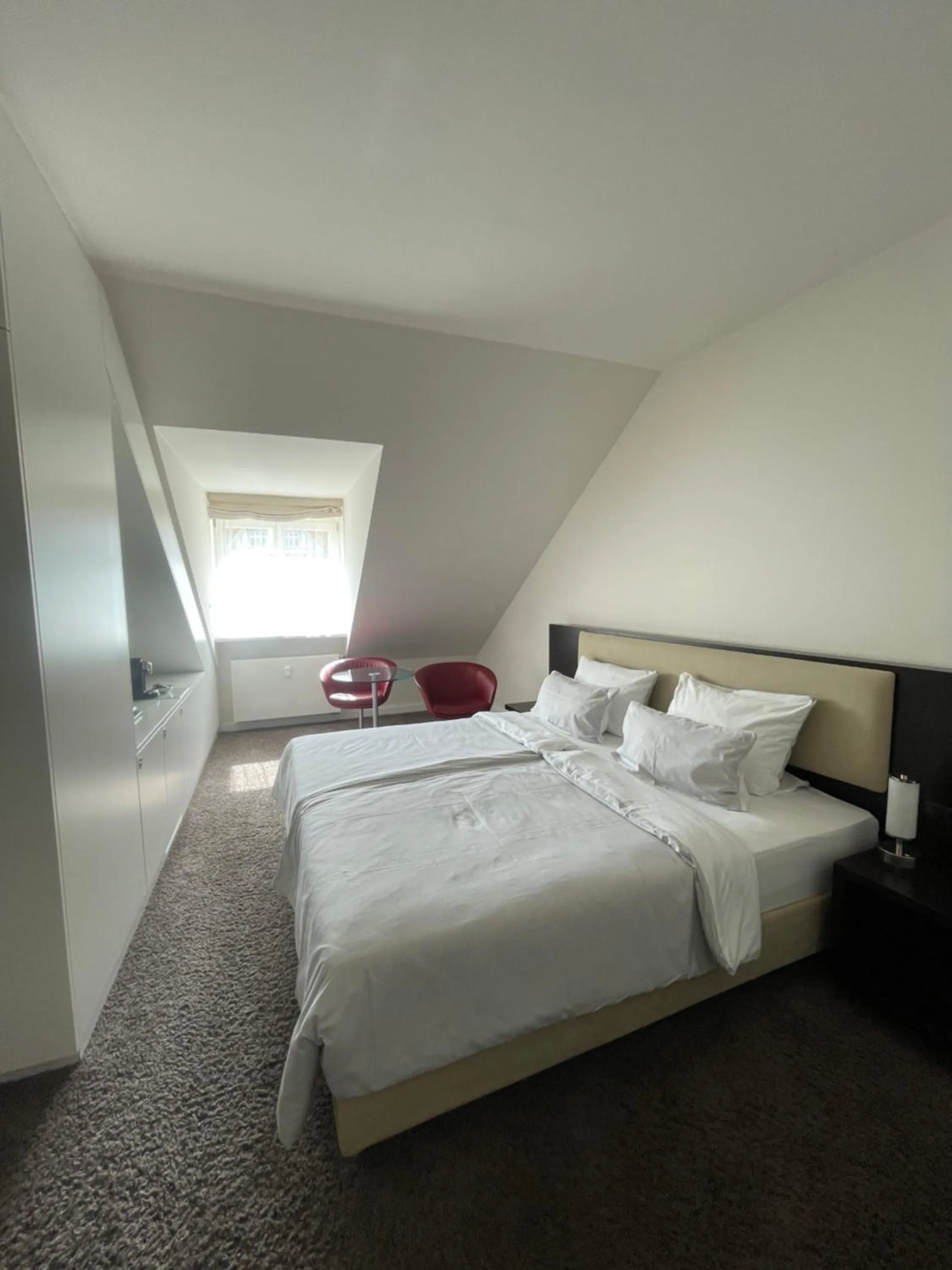 Photo of the whole room, Bed in Hotel Kieler Yacht-Club