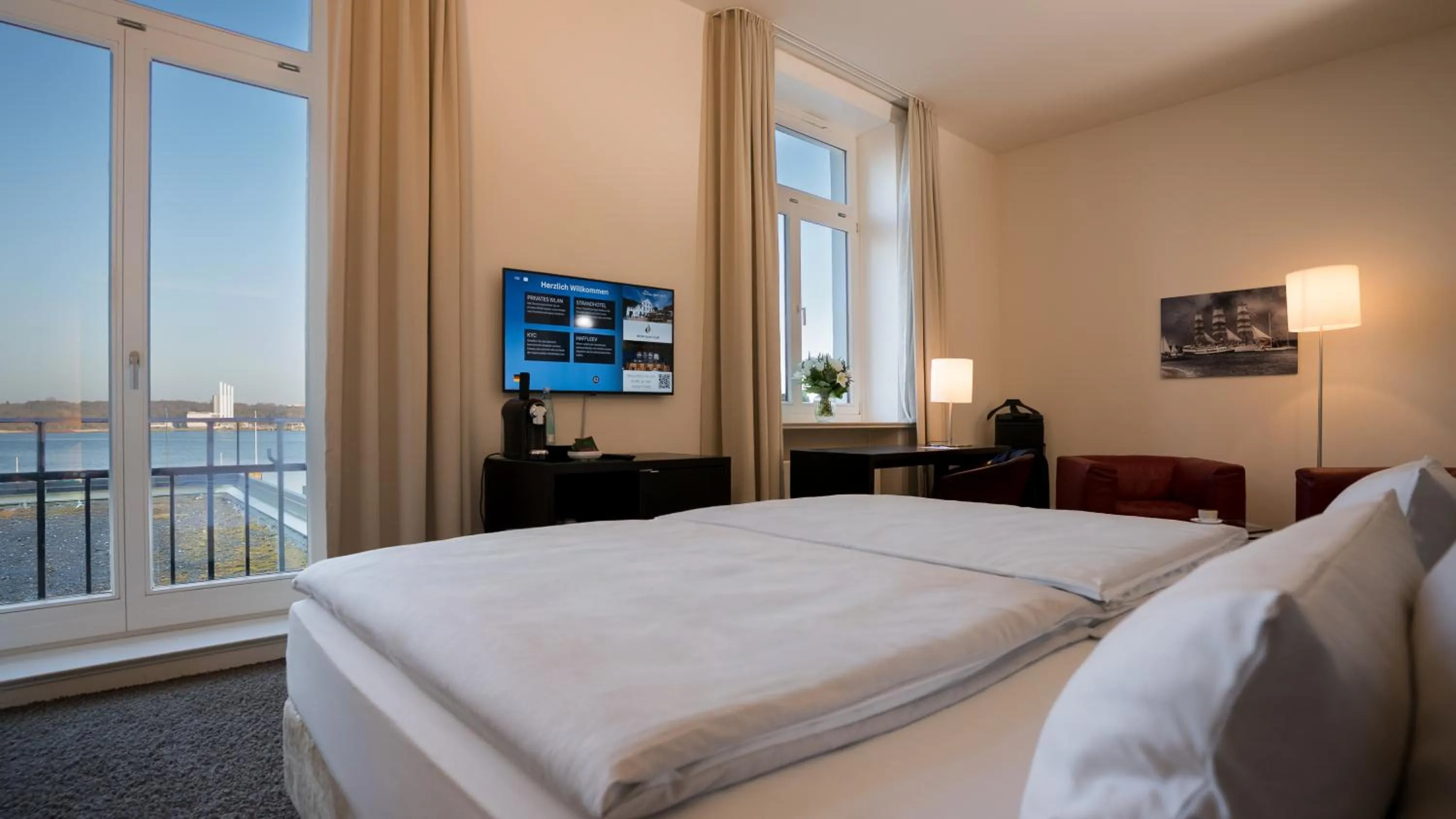 View (from property/room), Bed in Hotel Kieler Yacht-Club