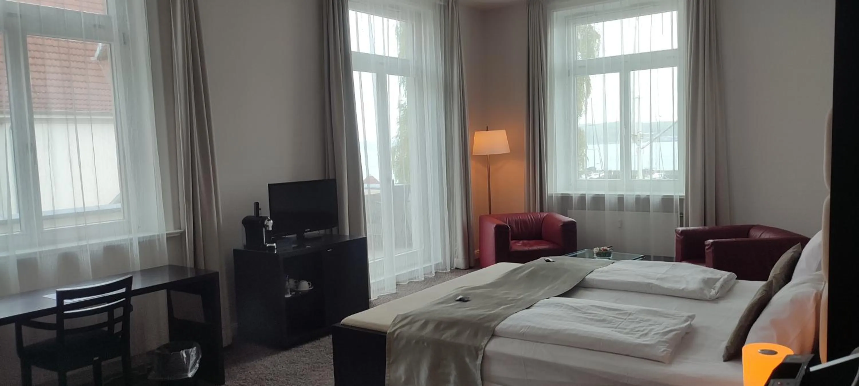 Photo of the whole room, Bed in Hotel Kieler Yacht-Club