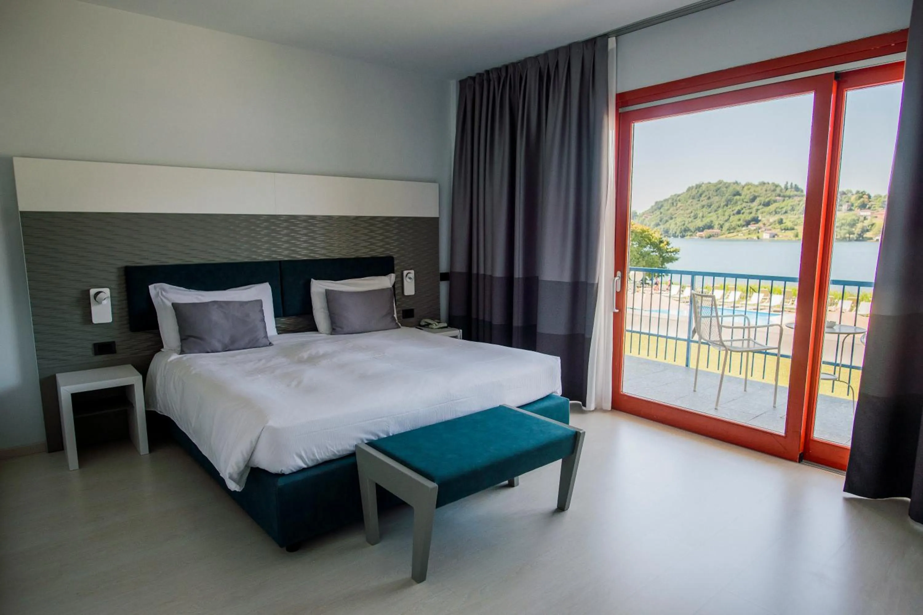 Lake view, Bed in Hotel L'Approdo