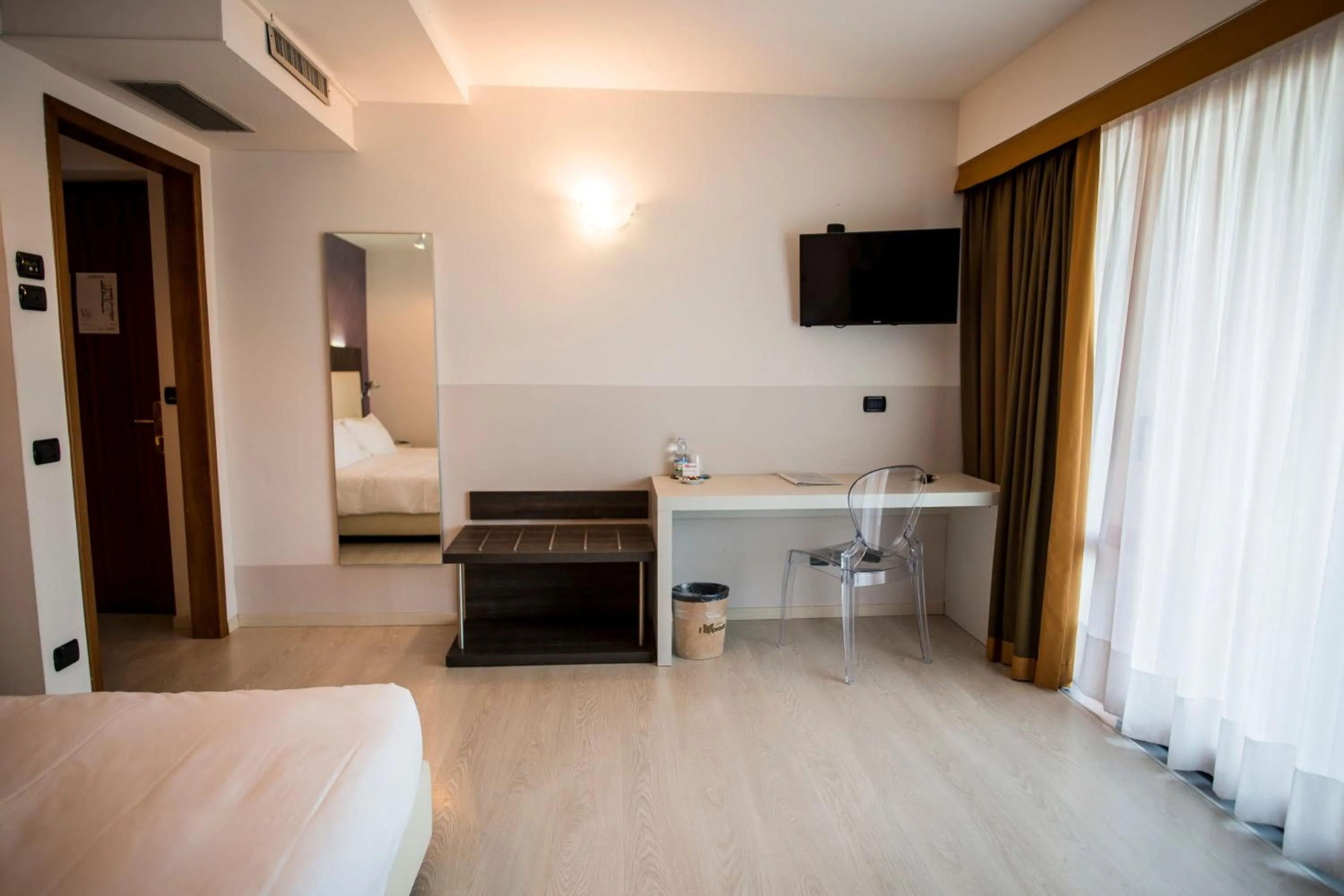 Lake view, Bed in Hotel L'Approdo