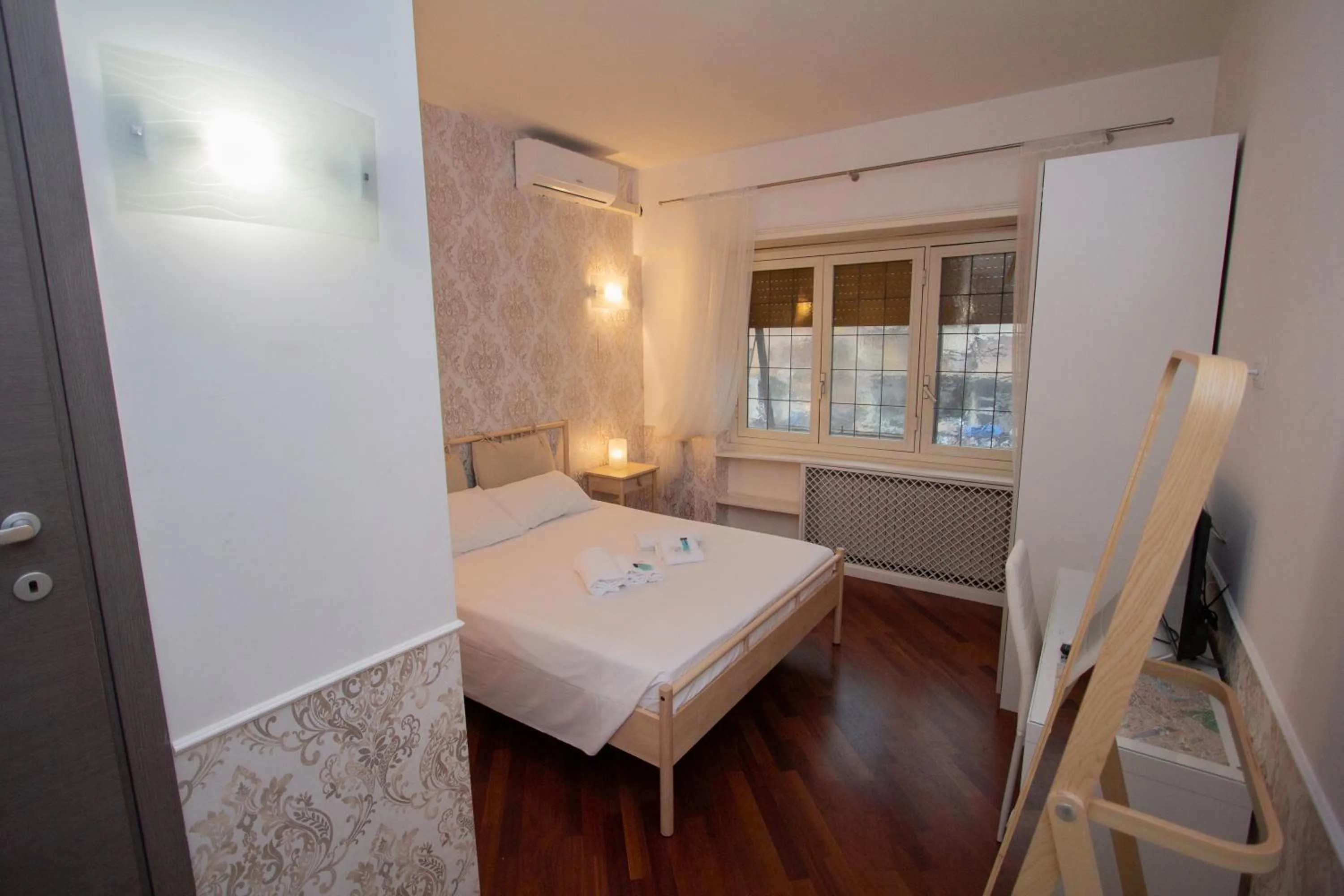 Photo of the whole room, Bed in Aurelio Deluxe Rooms