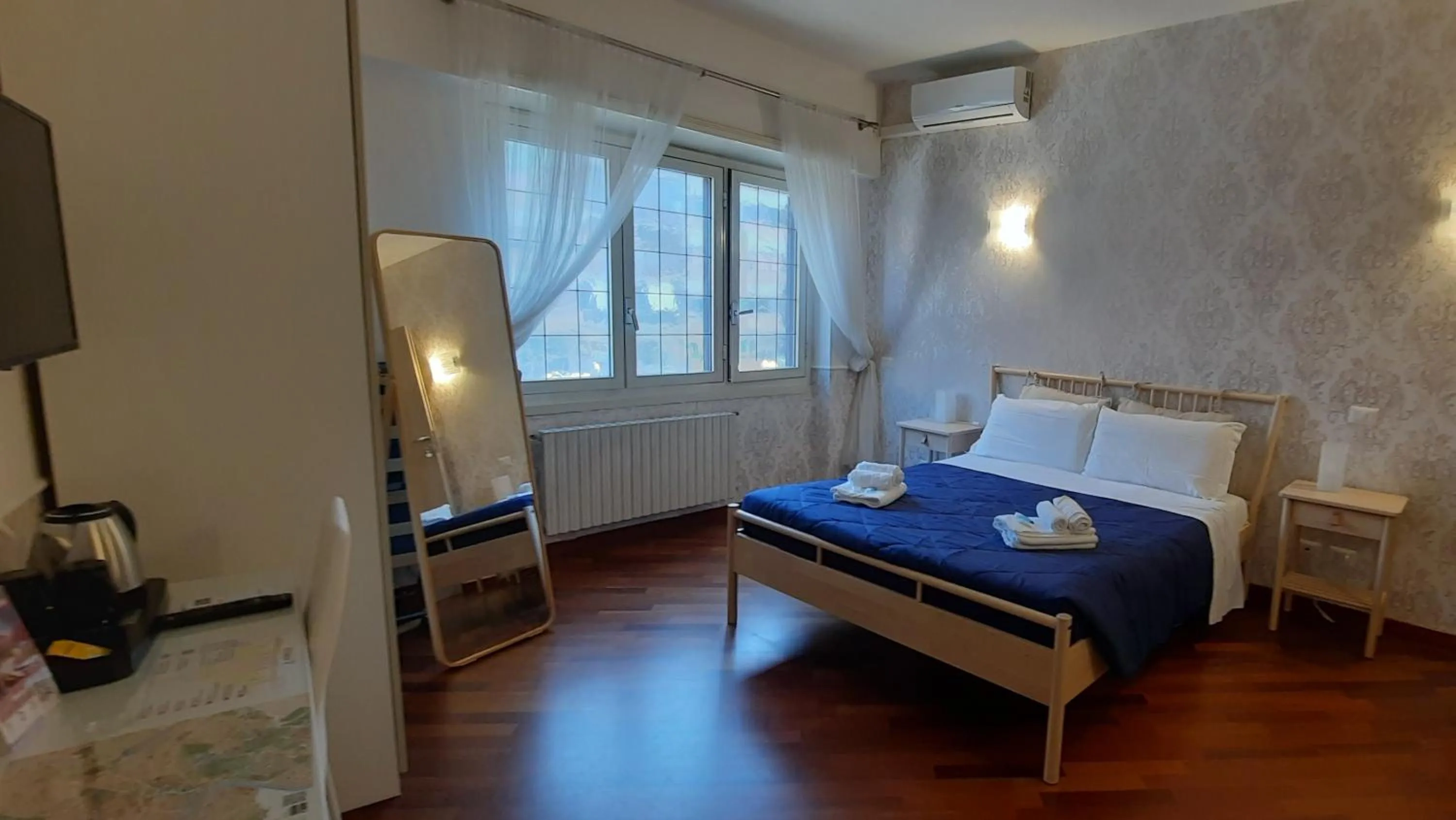 TV and multimedia, Bed in Aurelio Deluxe Rooms