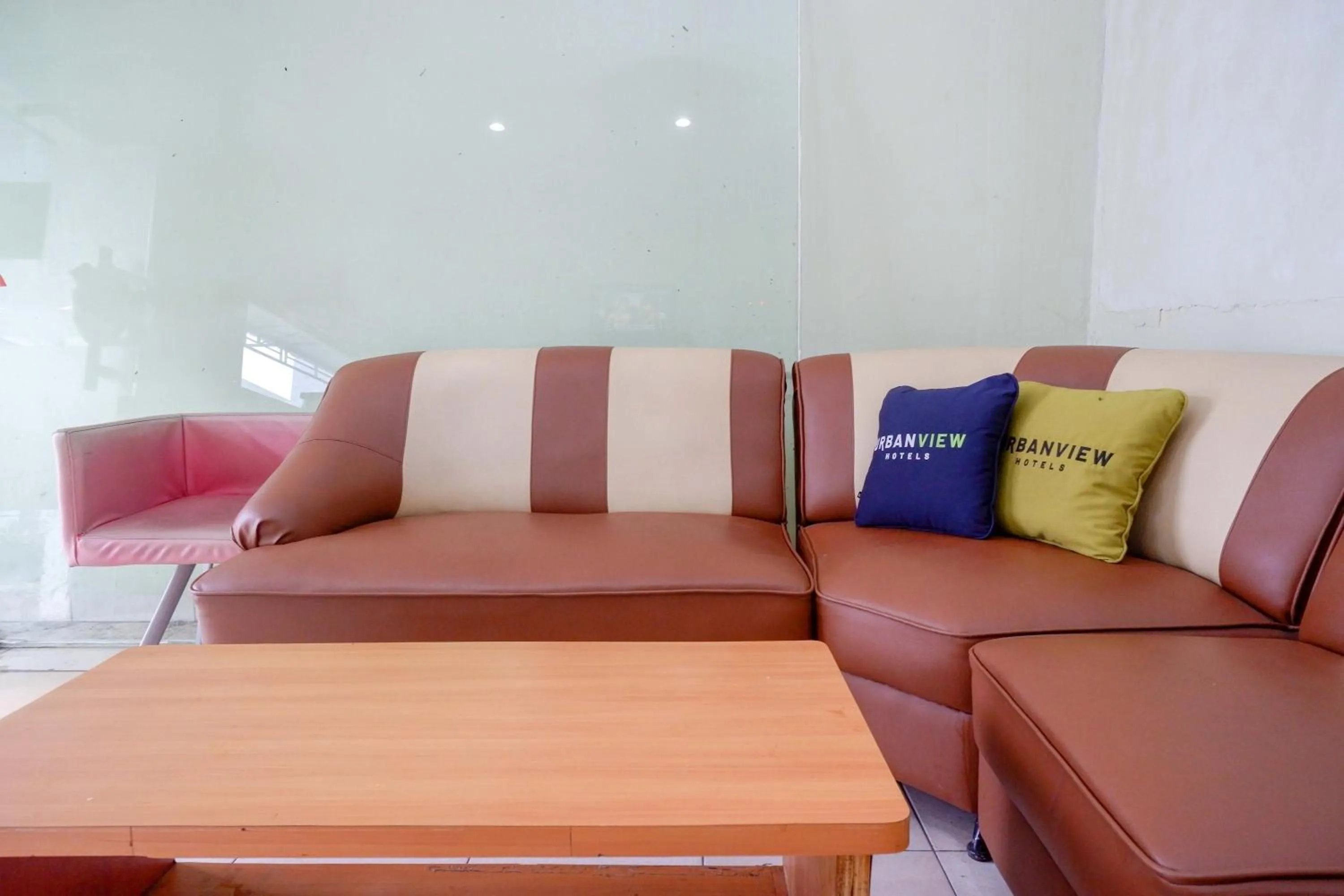 Seating area in Urbanview Hotel Platinum Parepare