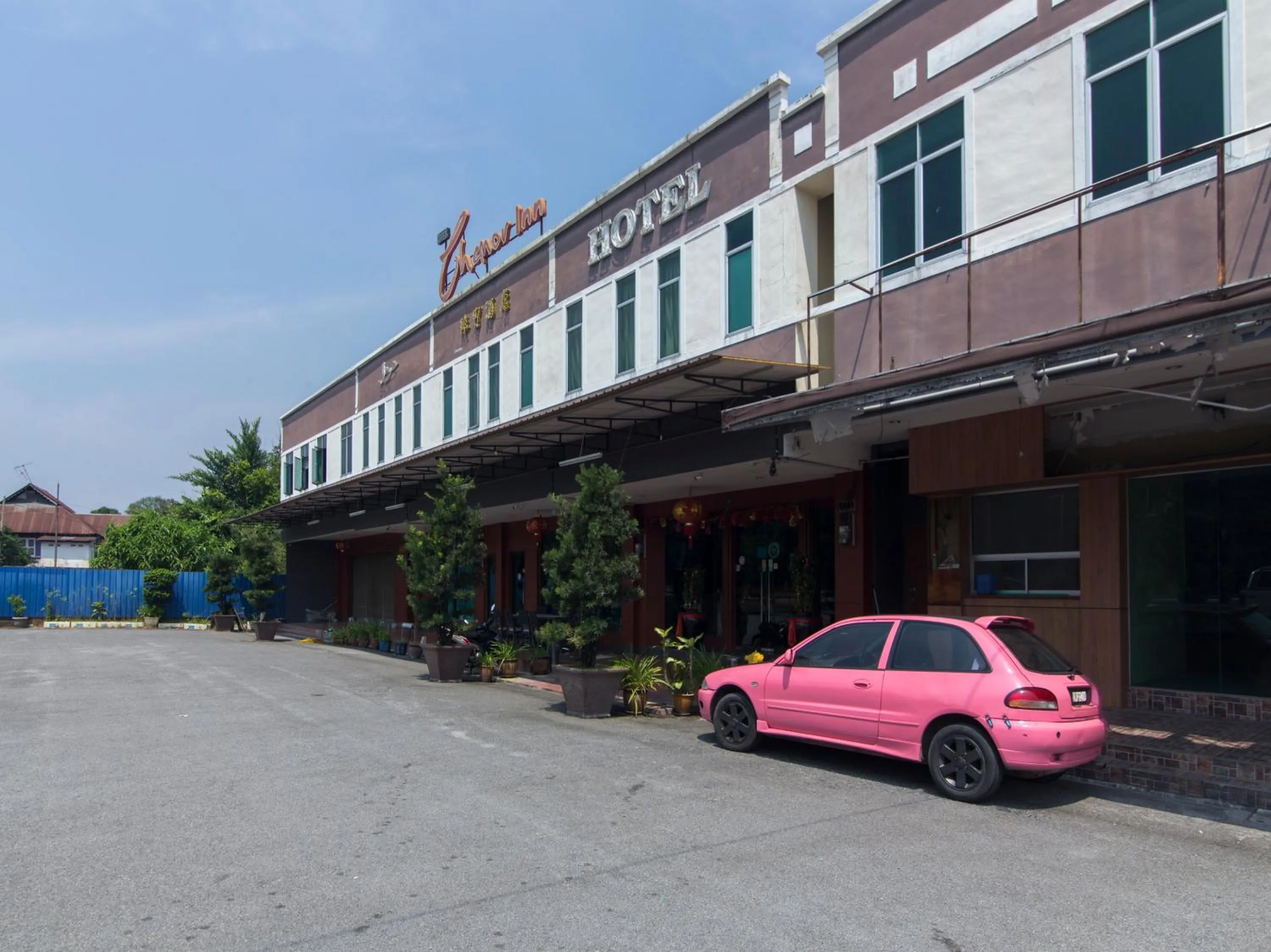 Facade/entrance in Chemor Inn