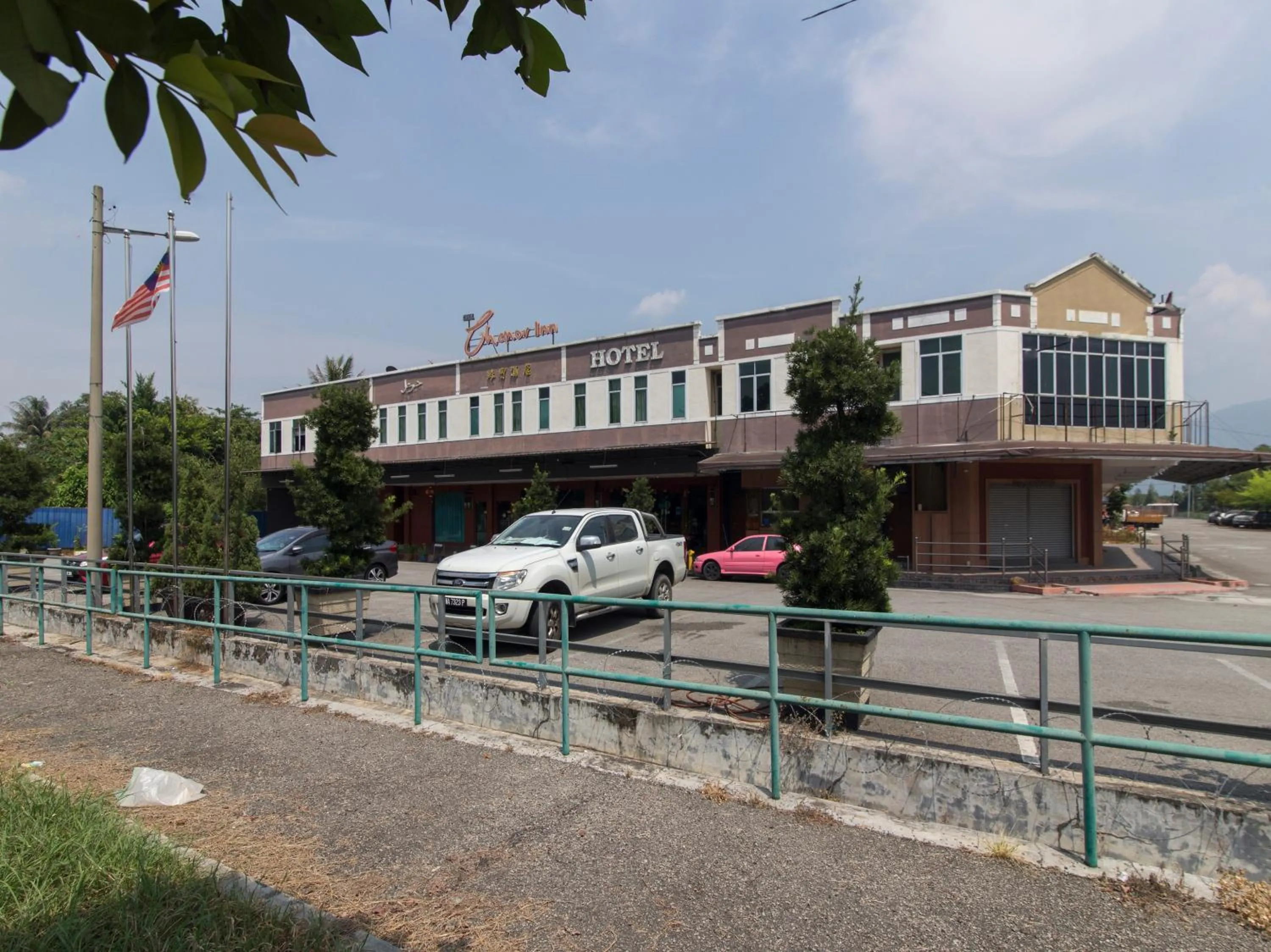 Facade/entrance in Chemor Inn