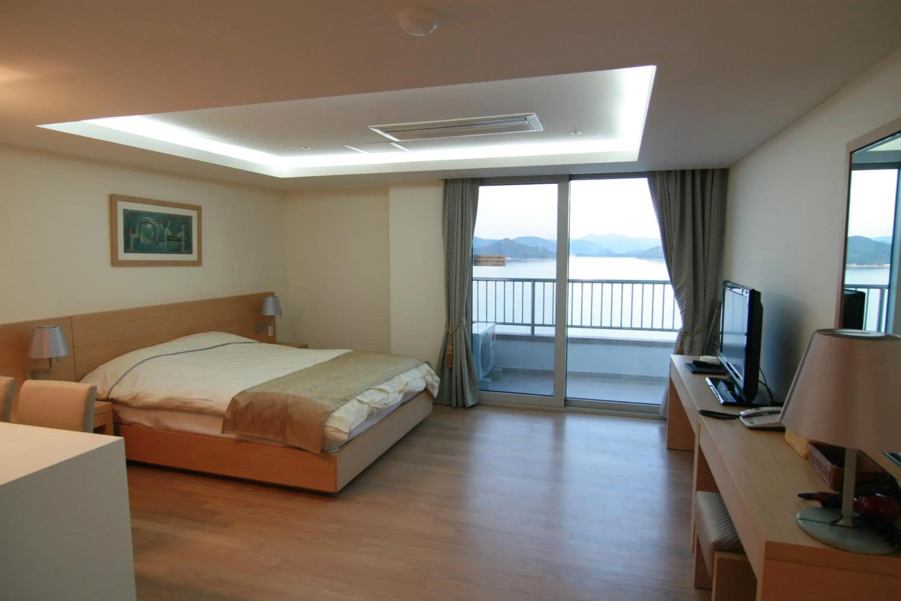 Photo of the whole room, Bed in Kumho Tongyeong Marina Resort Photo of the whole room, Bed in Kumho Tongyeong Marina Resort