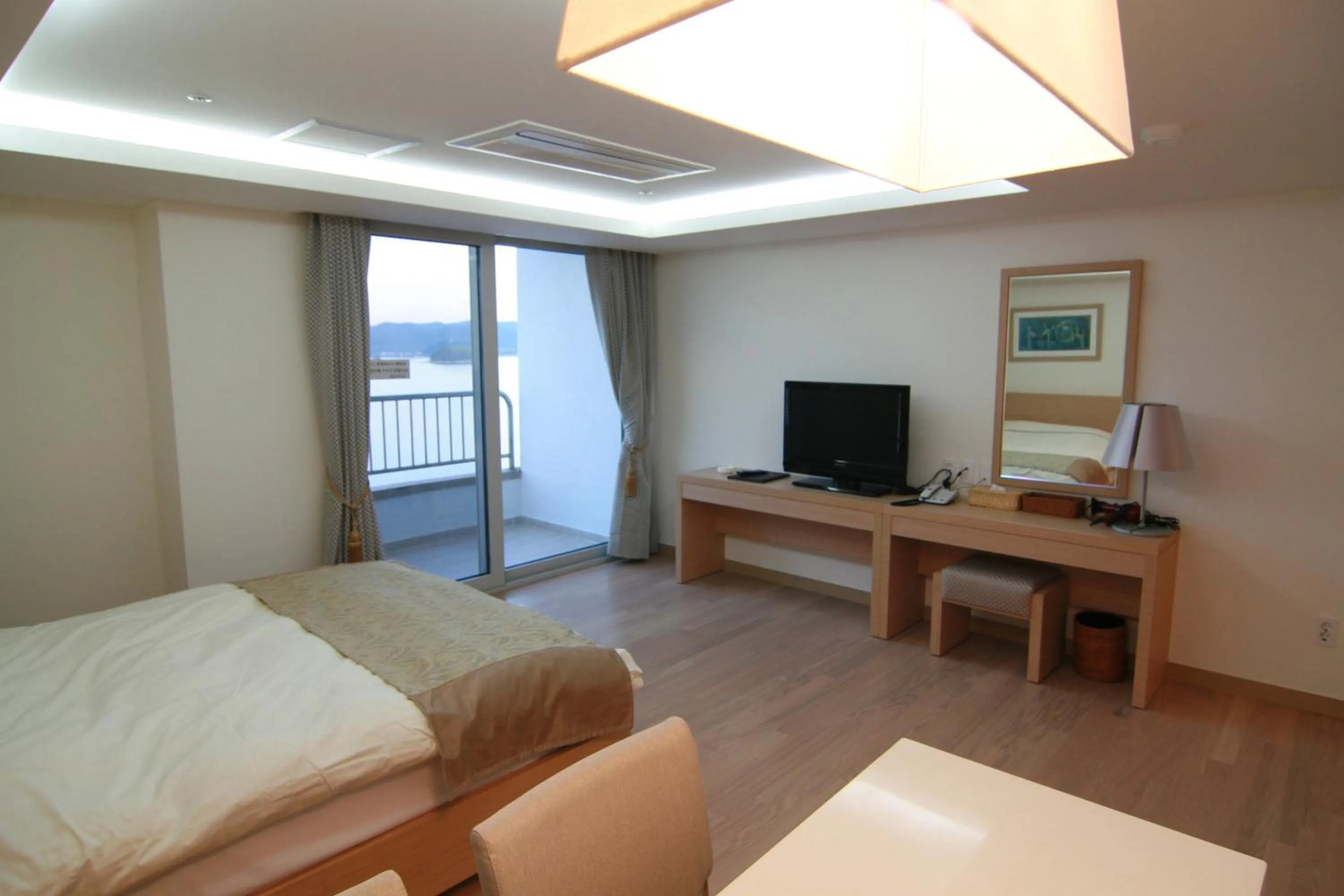Photo of the whole room, Bed in Kumho Tongyeong Marina Resort