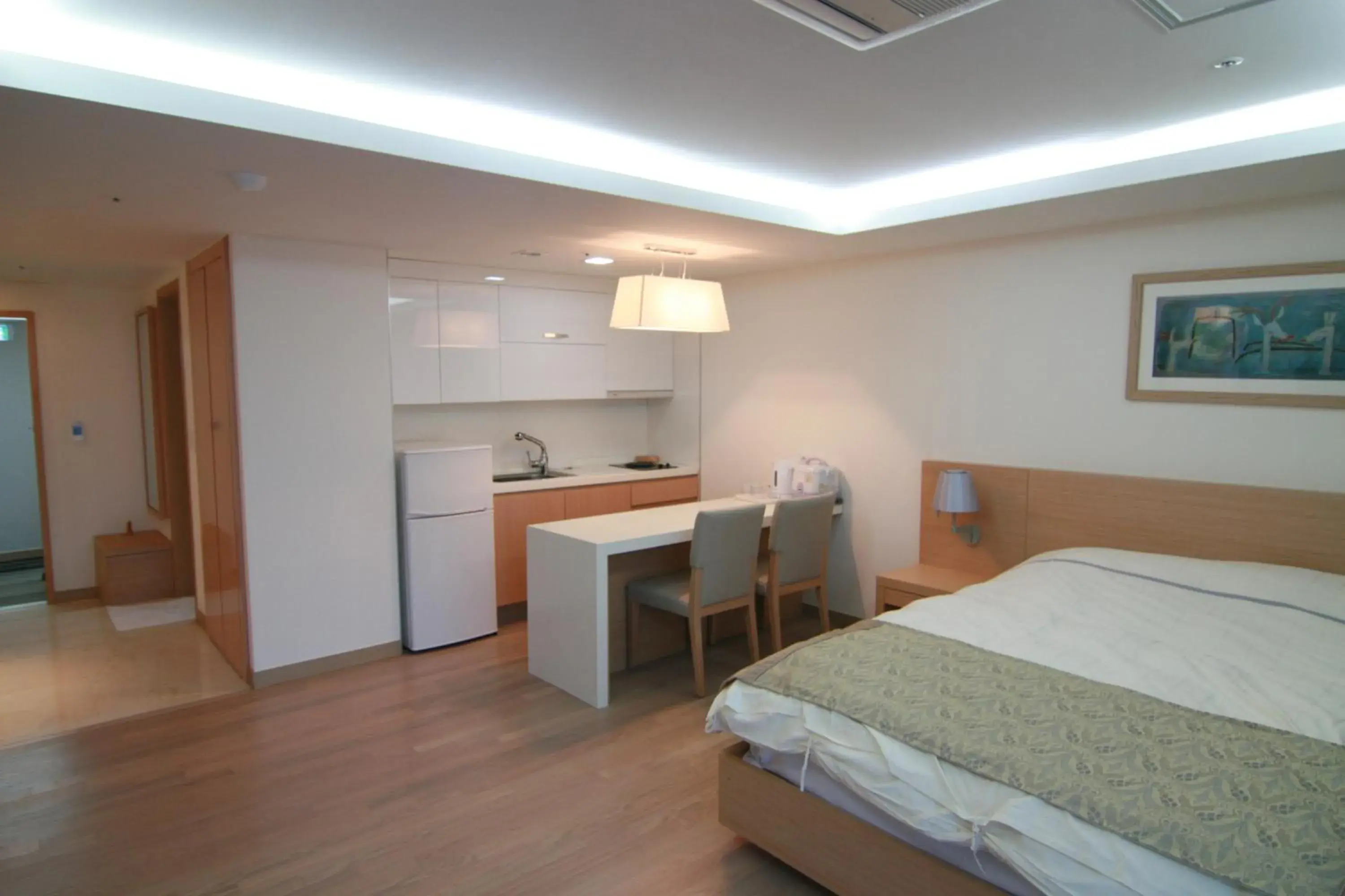 Kitchen or kitchenette, Bed in Kumho Tongyeong Marina Resort Kitchen or kitchenette, Bed in Kumho Tongyeong Marina Resort