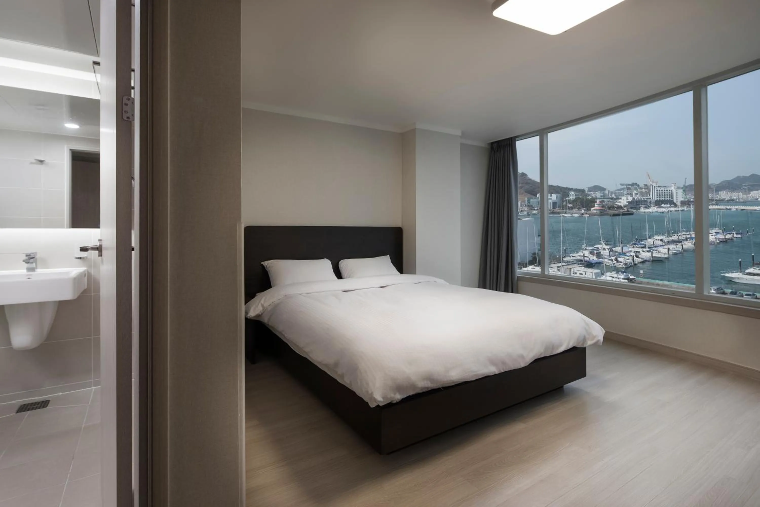 Bed in Kumho Tongyeong Marina Resort