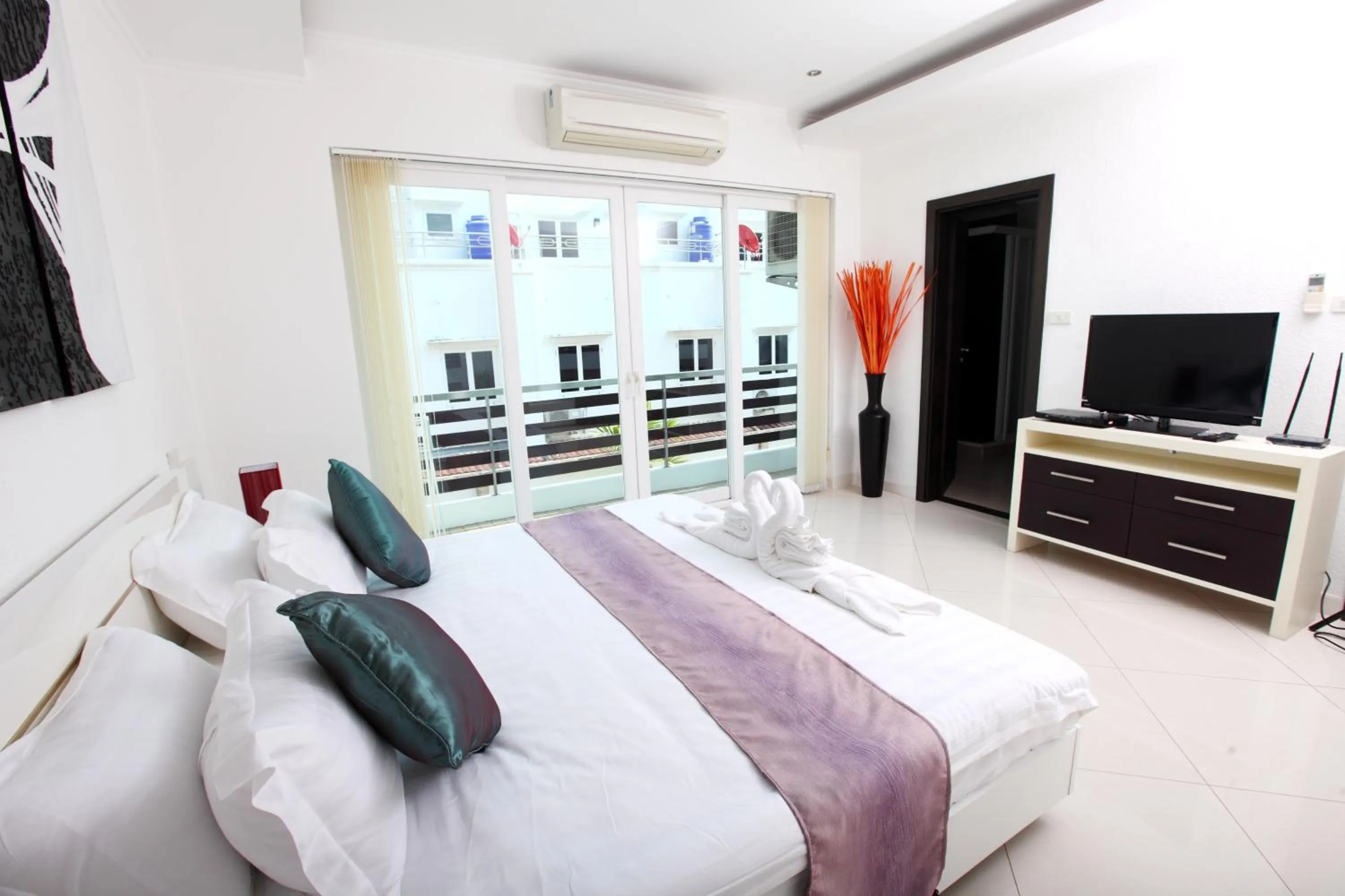 Bed in Hidden Palm Pool Villas