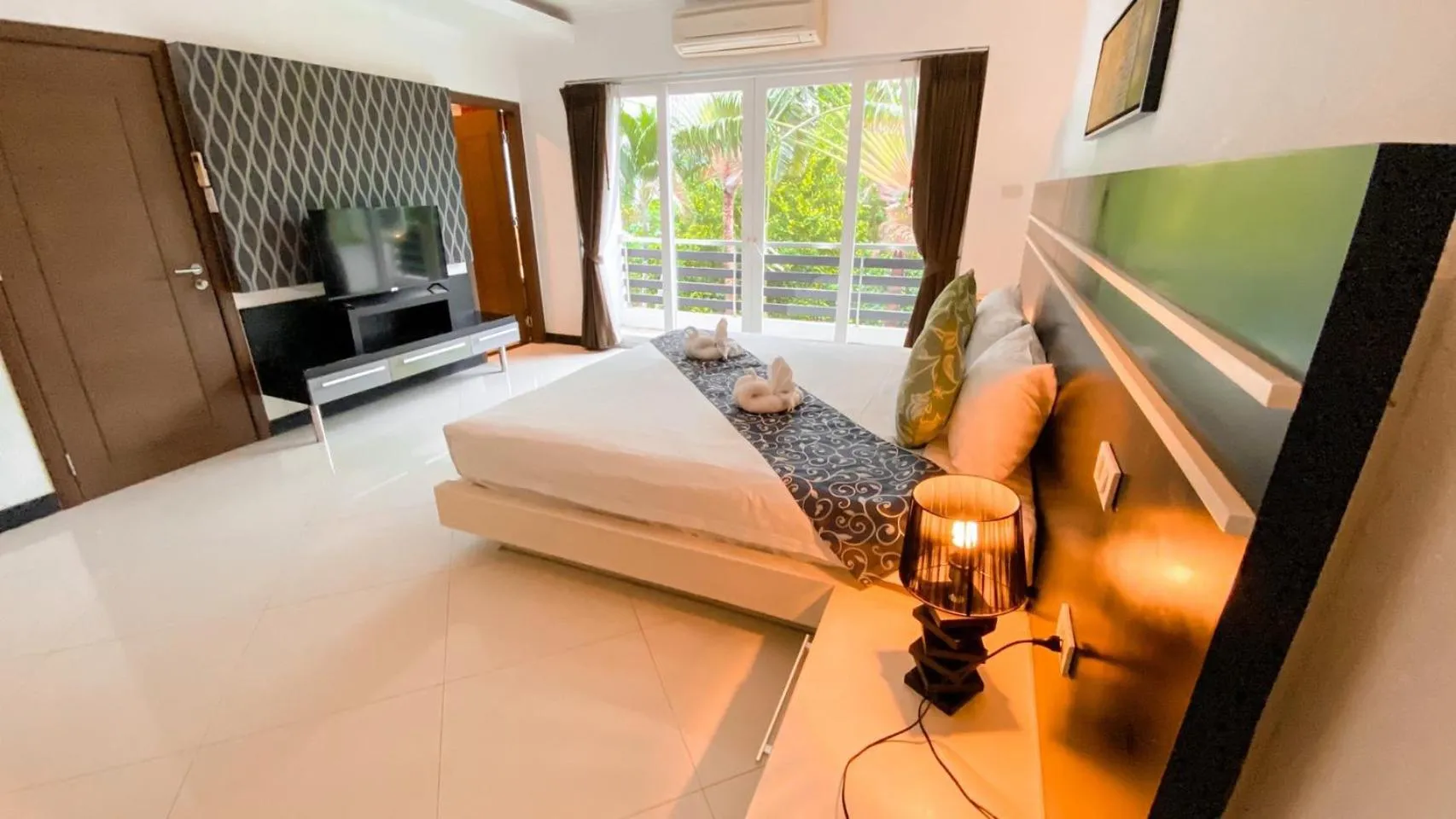 Pool view, Bed in Hidden Palm Pool Villas