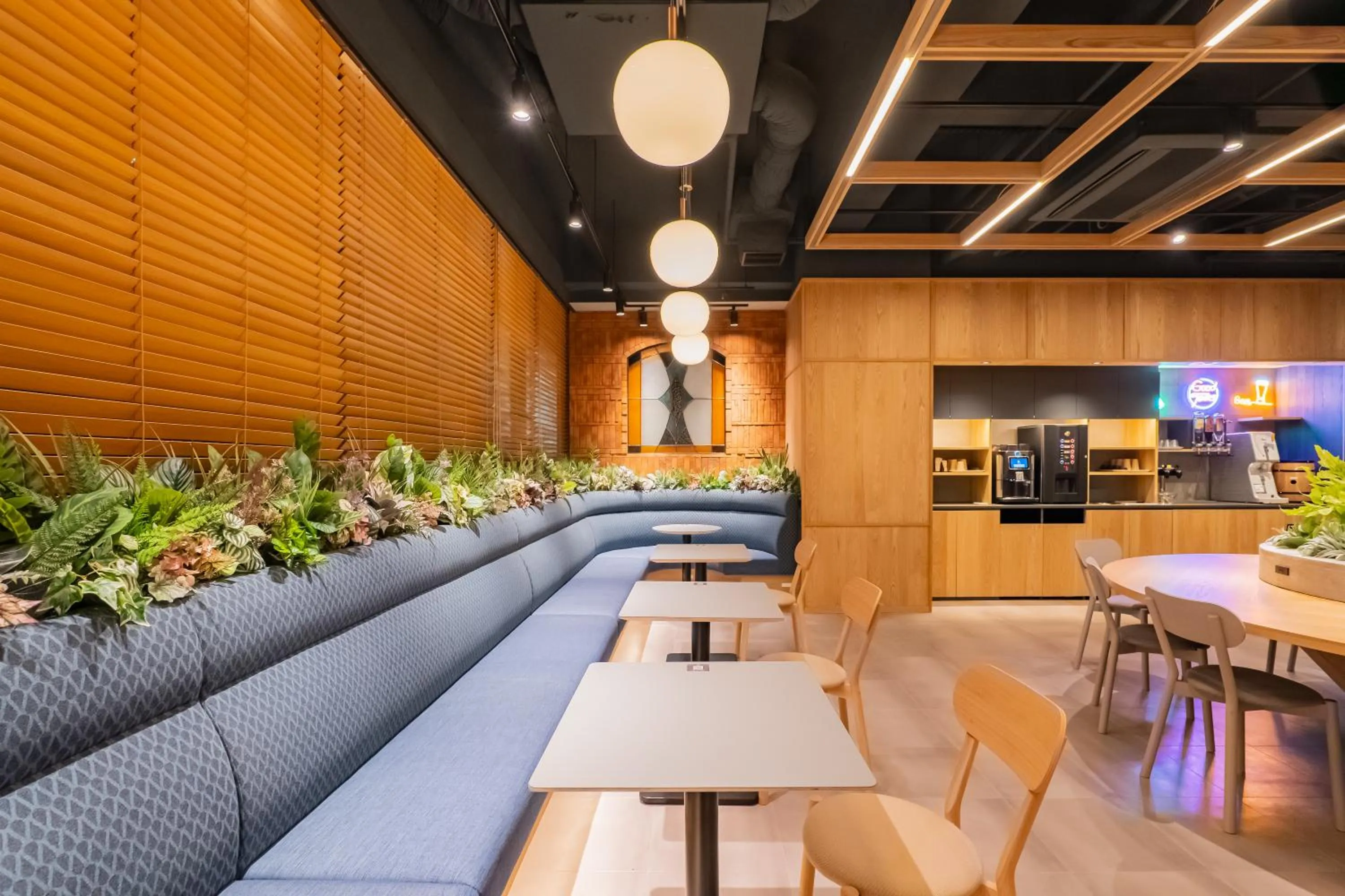 Lounge or bar in -SPA RESORT- Nagoya Kasadera Hotel