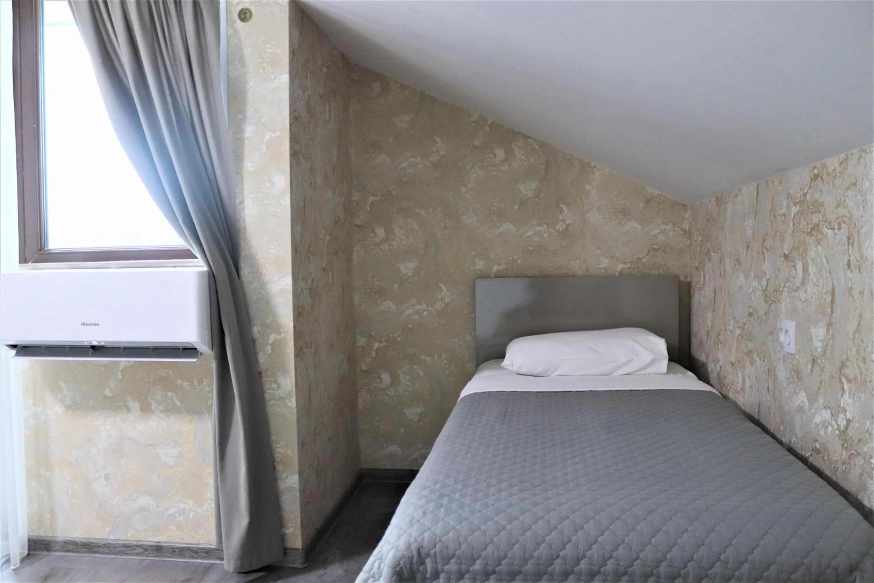 Bed in Hotel West Face