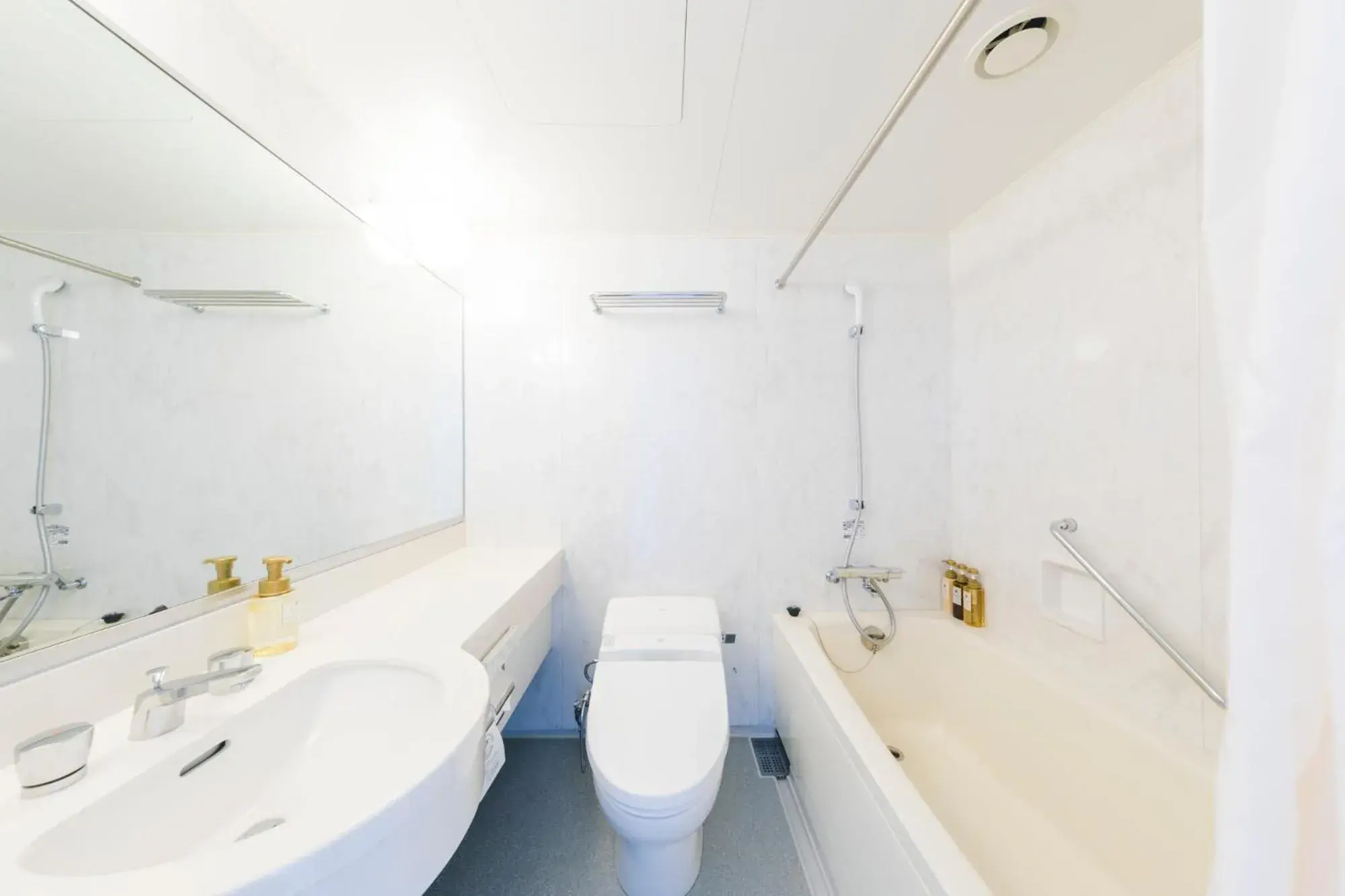 Standard Twin Room with Sea View - single occupancy - Main Building in Seaside Hotel Maiko Villa Kobe Standard Twin Room with Sea View - single occupancy - Main Building in Seaside Hotel Maiko Villa Kobe