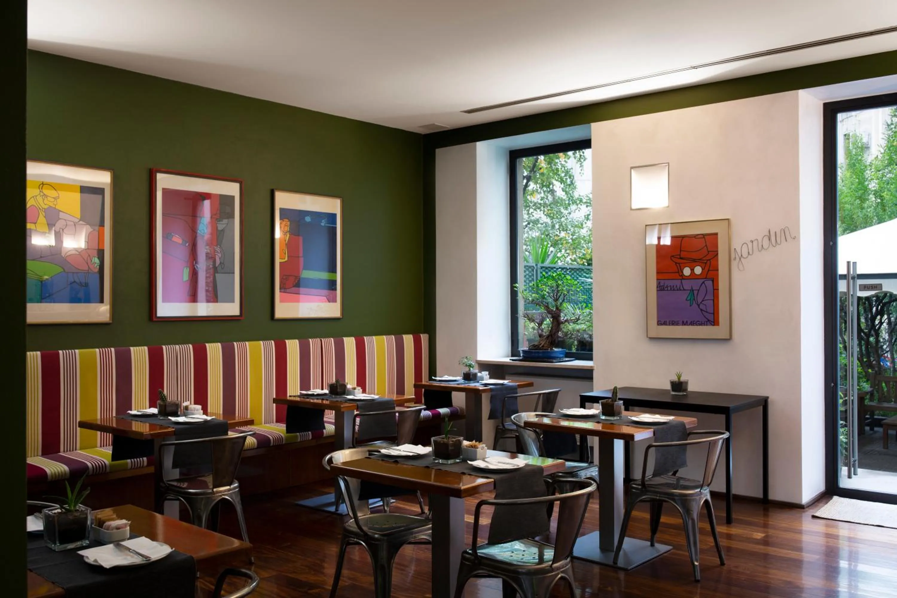 Restaurant/places to eat in Hotel Colombia