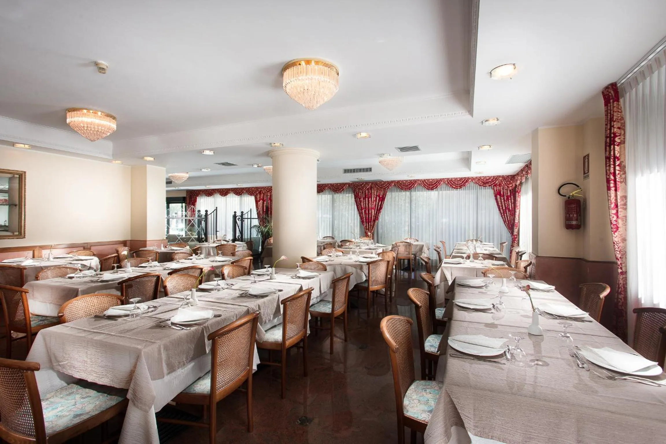 Restaurant/places to eat in Hotel Zeus