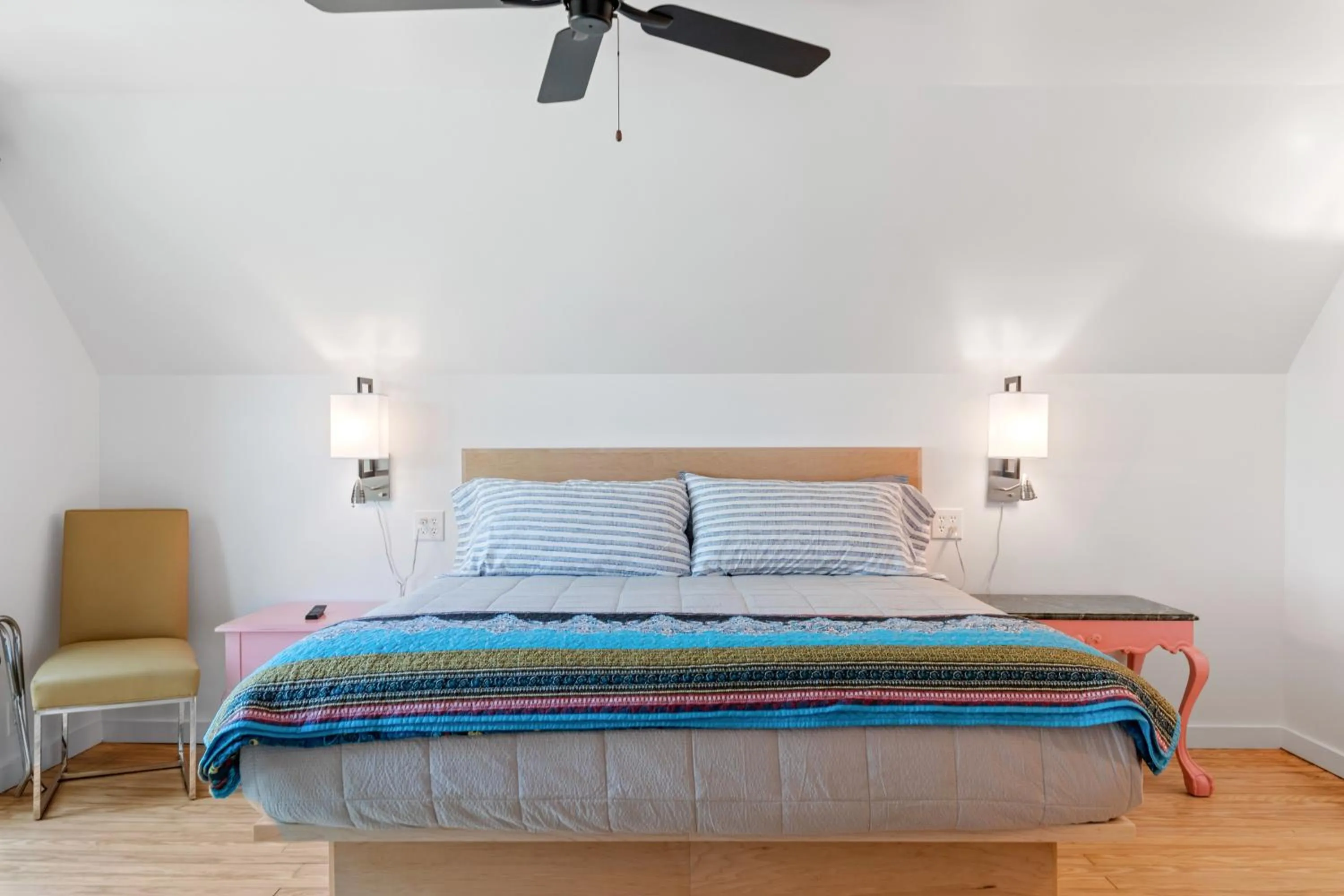 Bed in Folly Vacation Vintage Cottage with Stunning Views 218