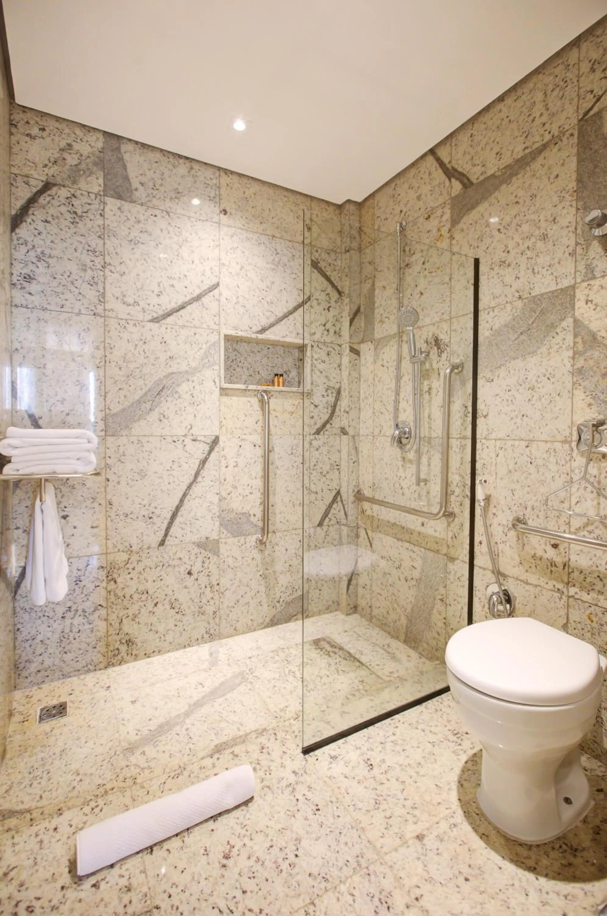 Shower in DoubleTree by Hilton - Resort - Foz do Iguaçu