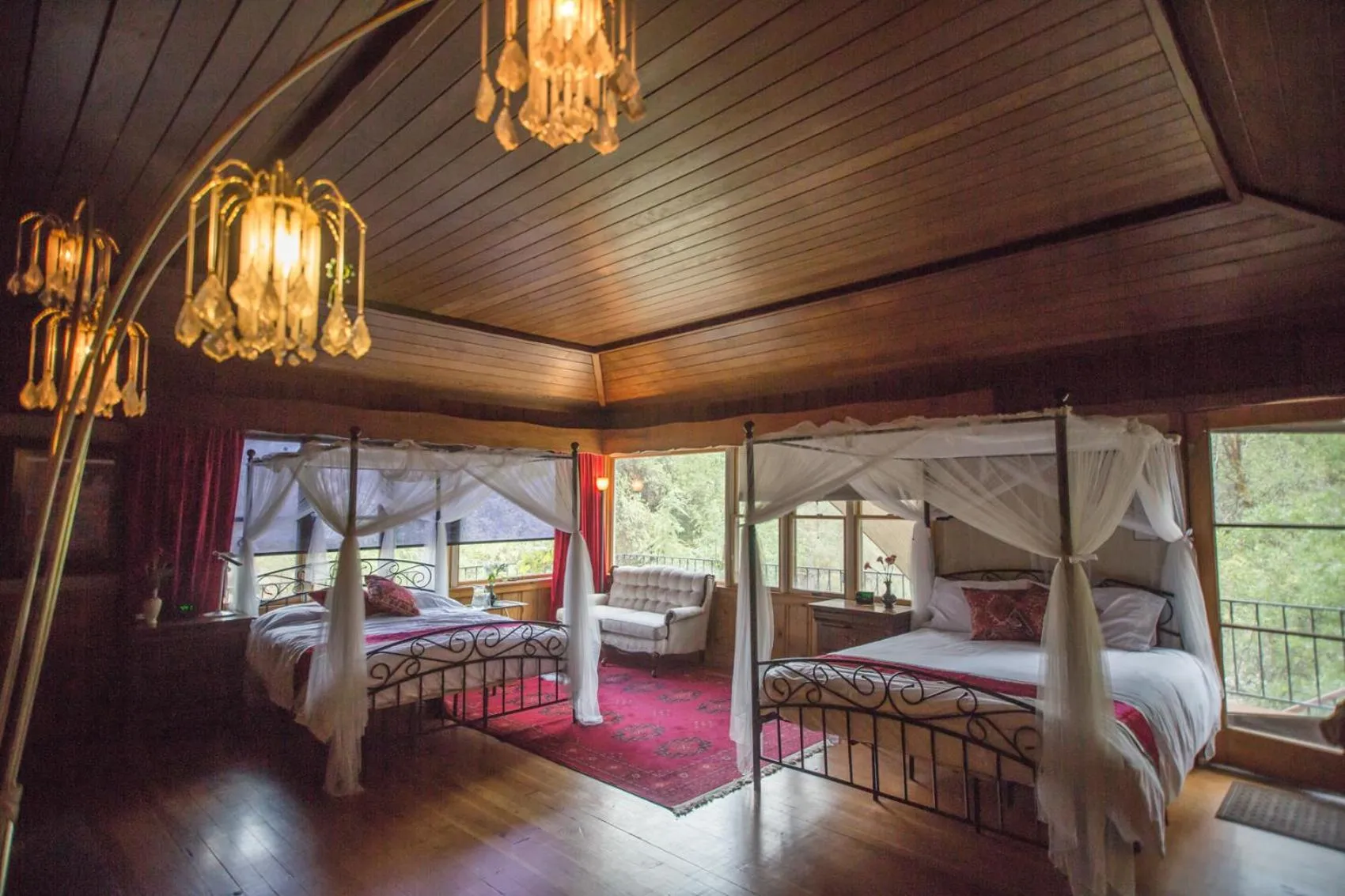 Photo of the whole room, Bed in Quiet Mind Lodge, Spa & Retreat Sequoias