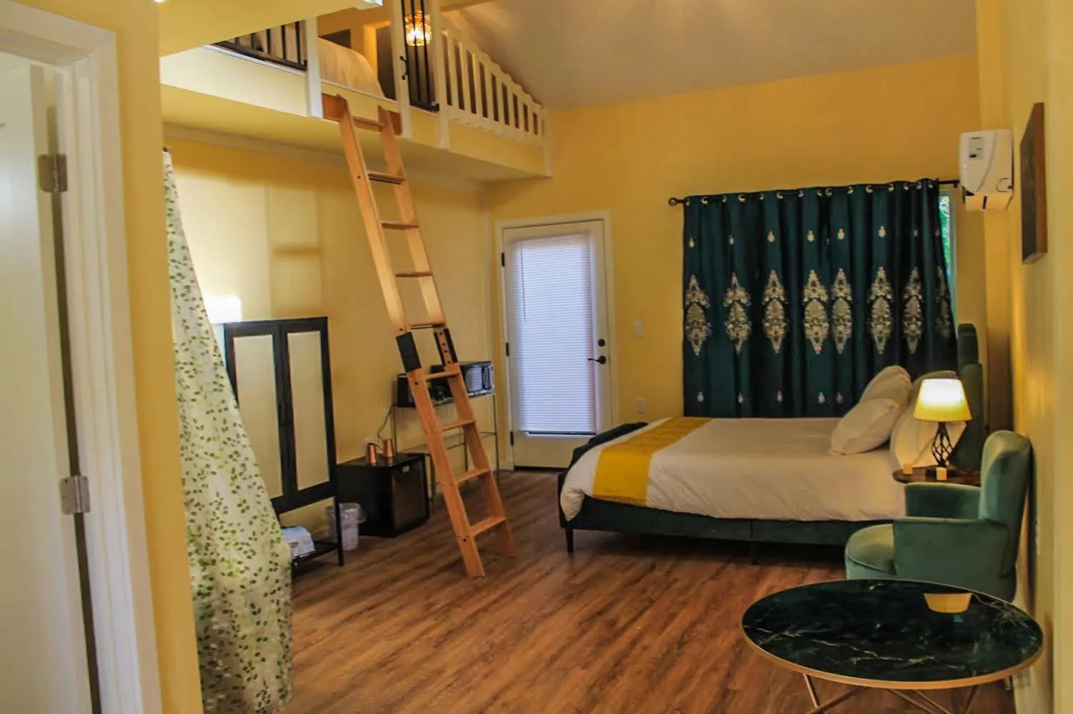 Bed in Quiet Mind Lodge, Spa & Retreat Sequoias