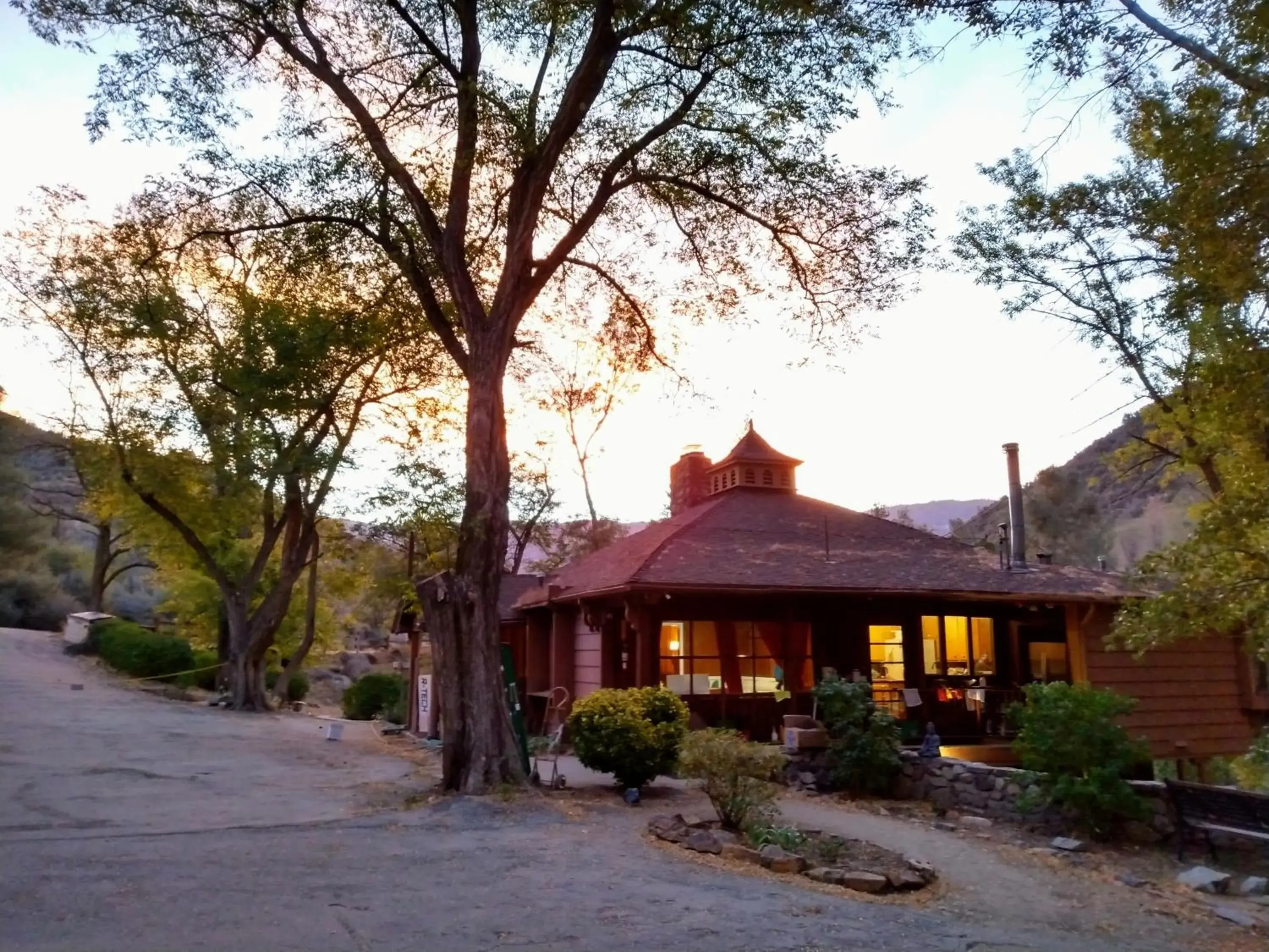 Property building in Quiet Mind Lodge, Spa & Retreat Sequoias Property building in Quiet Mind Lodge, Spa & Retreat Sequoias