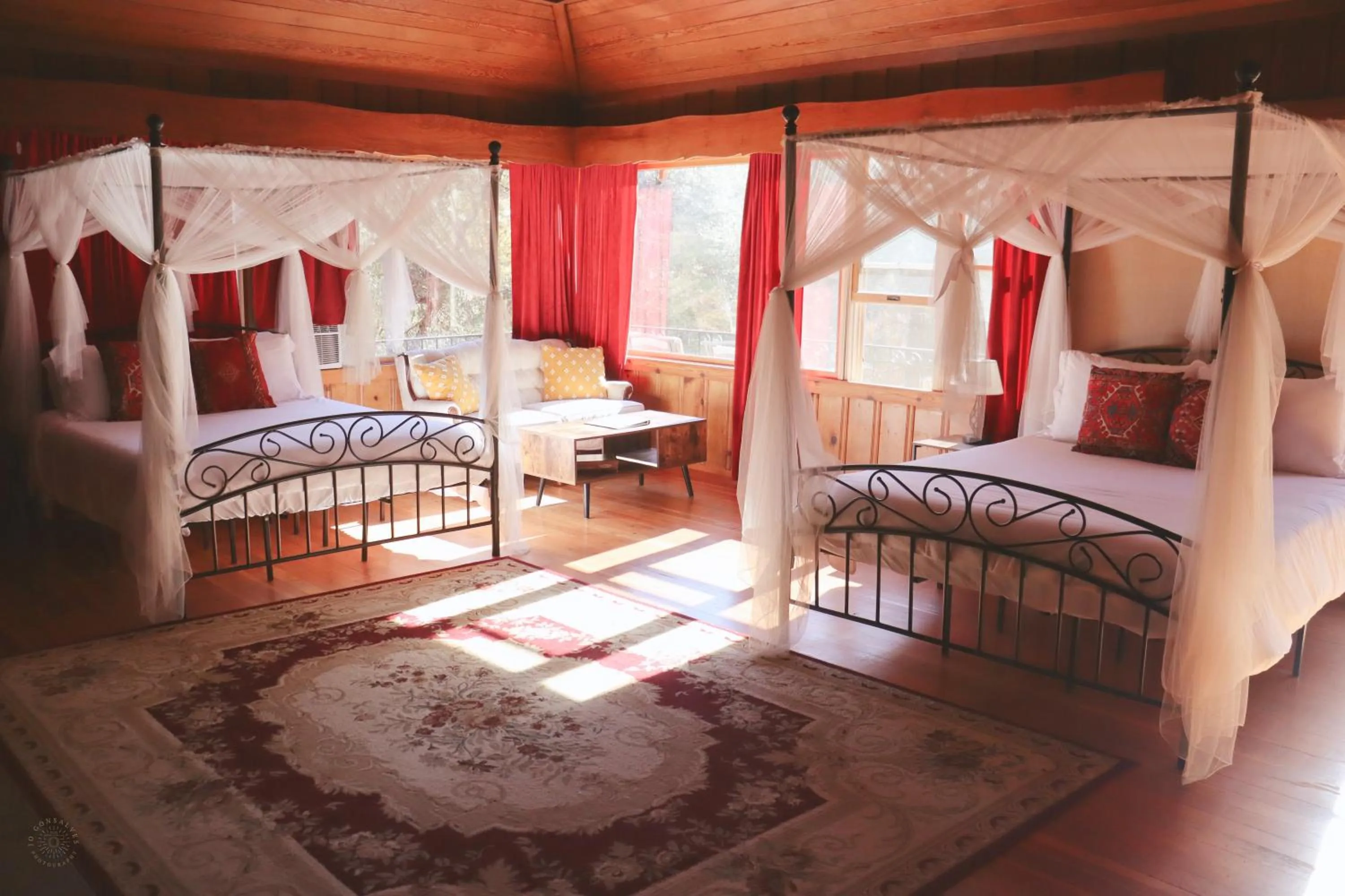 Bed in Quiet Mind Lodge, Spa & Retreat Sequoias