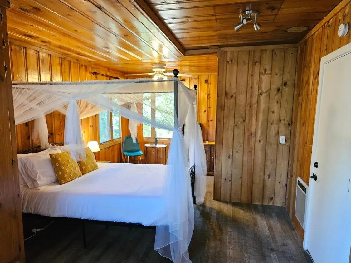 Bed in Quiet Mind Lodge, Spa & Retreat Sequoias Bed in Quiet Mind Lodge, Spa & Retreat Sequoias