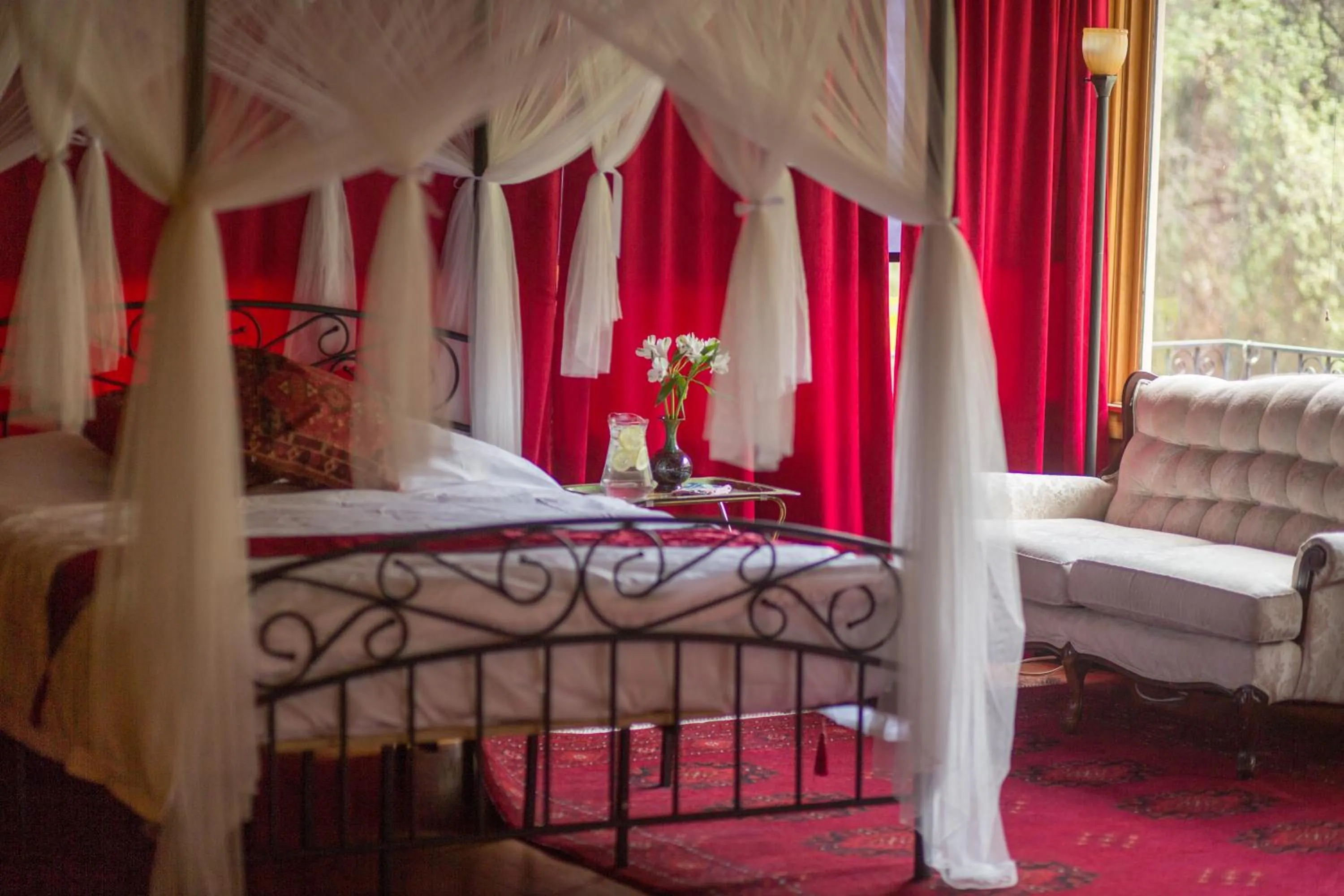 Bed in Quiet Mind Lodge, Spa & Retreat Sequoias