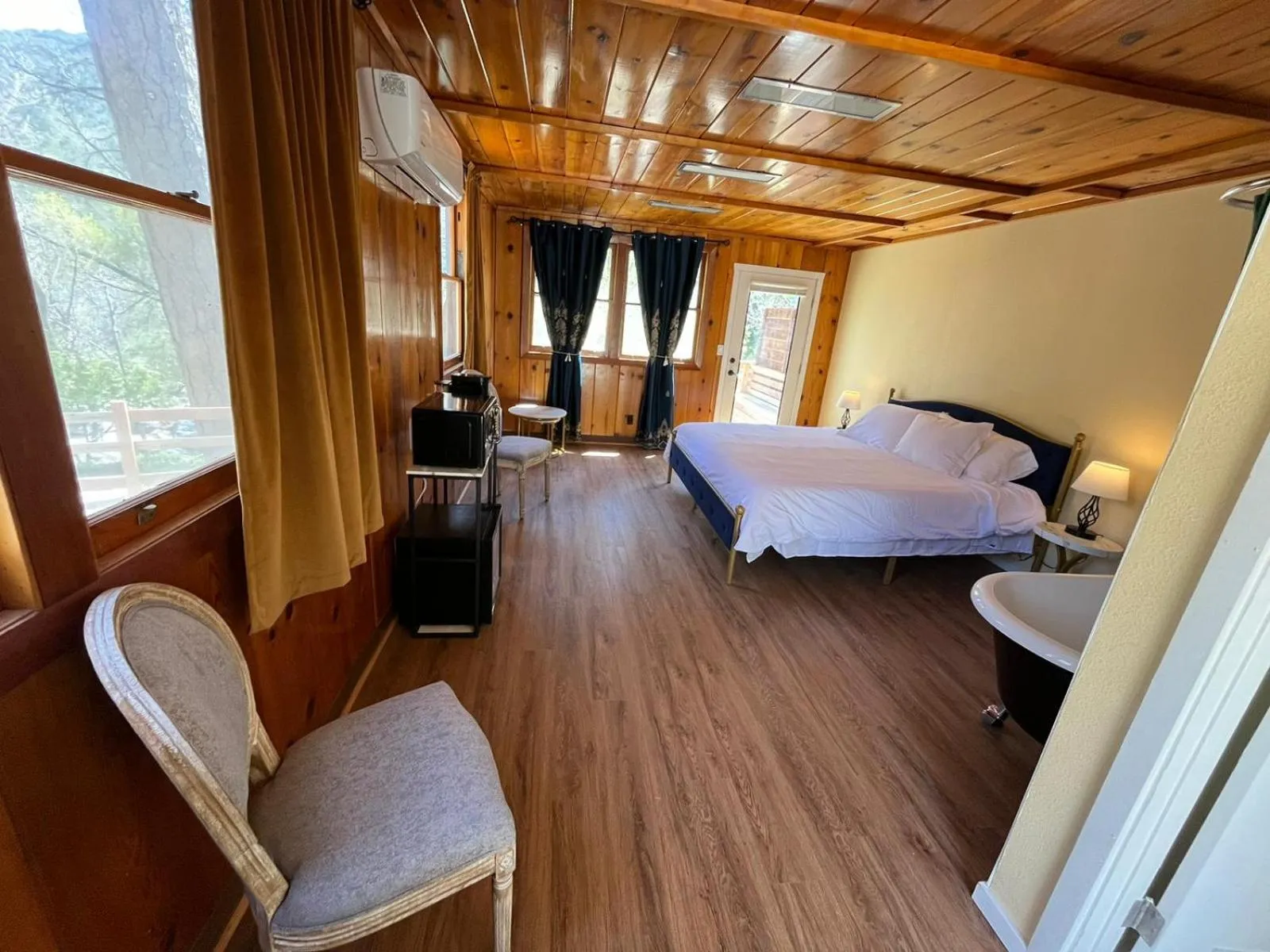 Bed in Quiet Mind Lodge, Spa & Retreat Sequoias