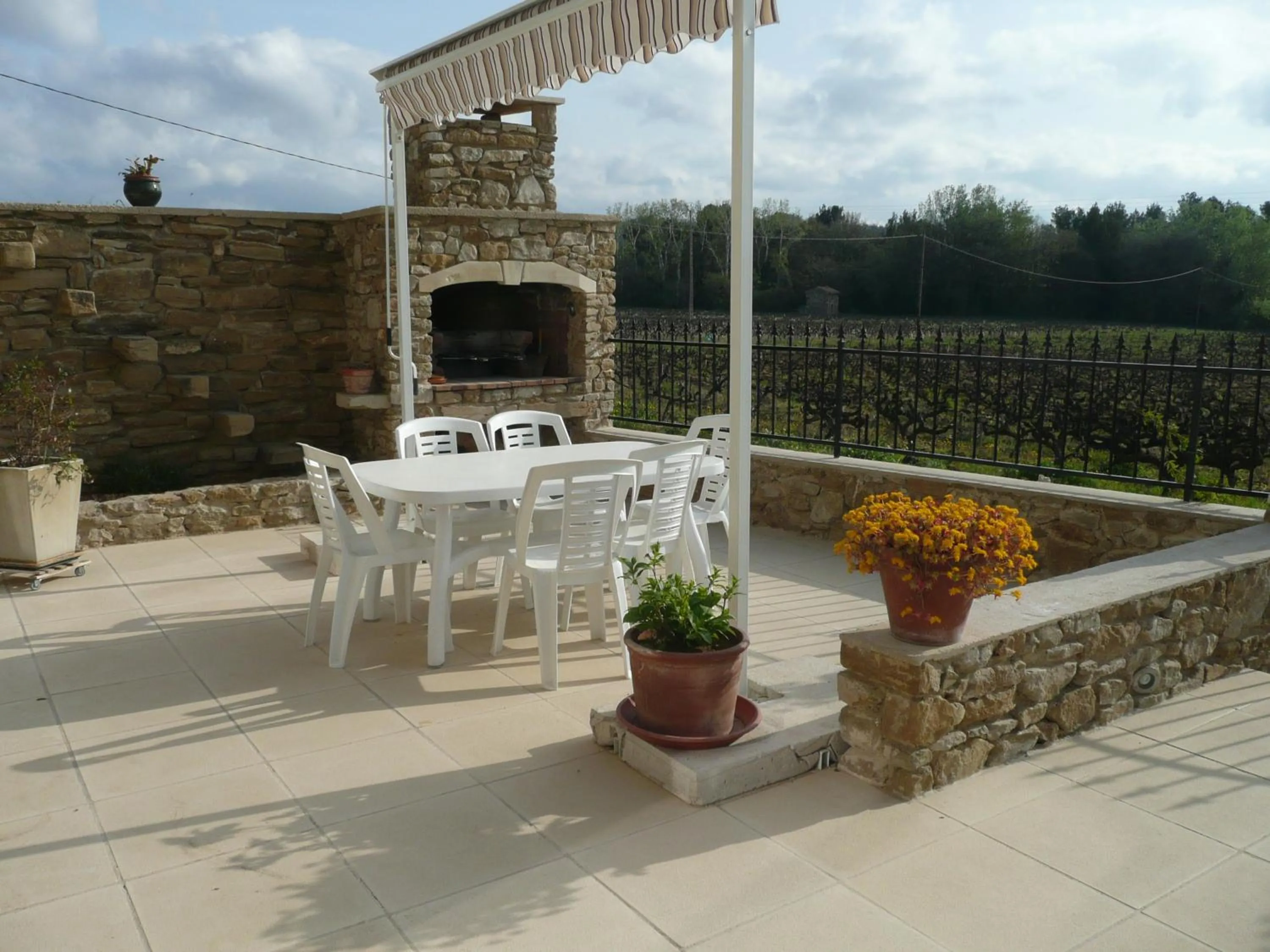 Balcony/Terrace in GîTE du GOUR du PEYROL
