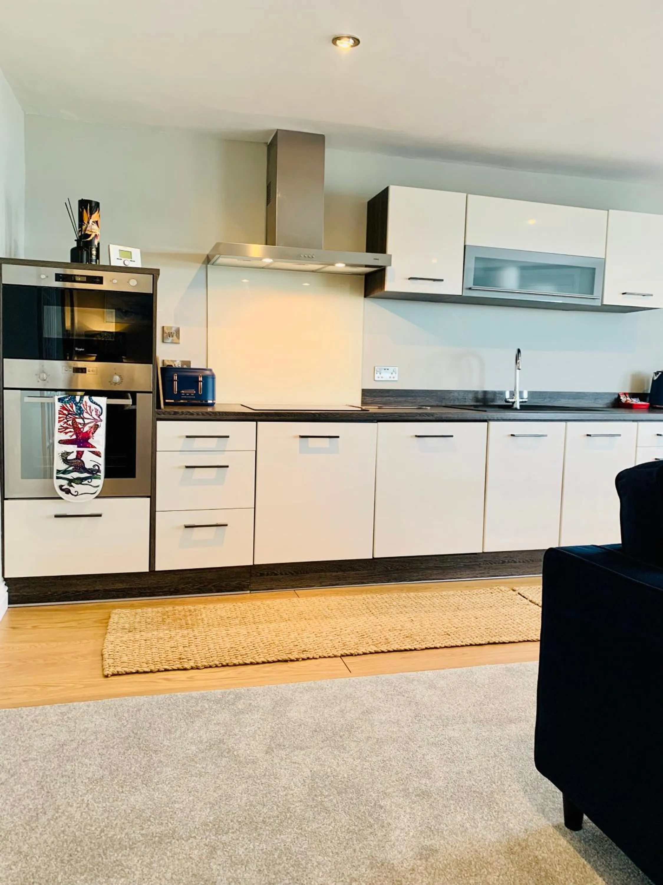 Kitchen or kitchenette in The Beachfront Lookout a Stunning Apartment with Perfect Sea View