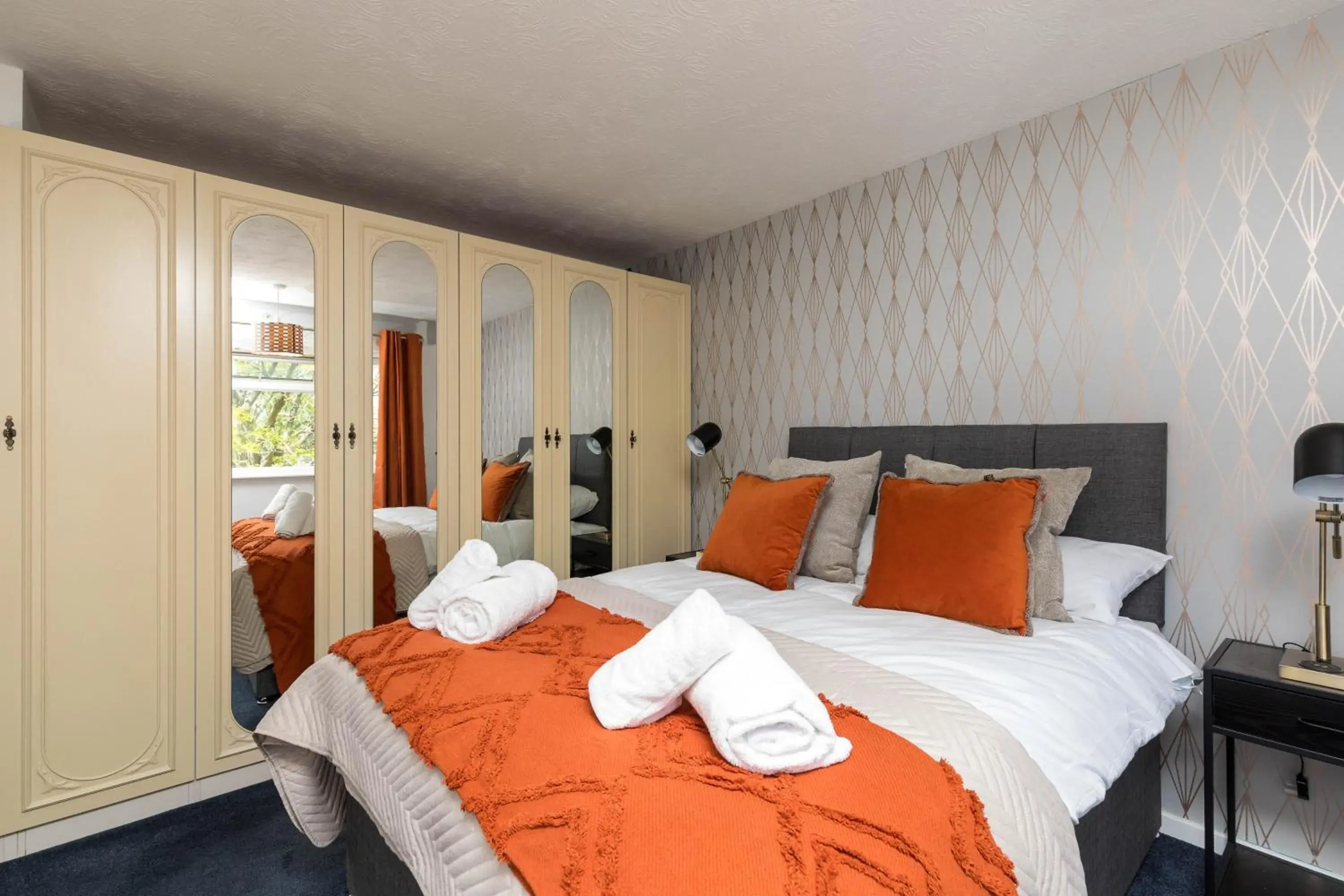 Findon House Spacious 3 bedroom, contractor, relocations friendly,10mins from GATWICK Airport, free parking, WIFI, garden, CRAWLEY Findon House Spacious 3 bedroom, contractor, relocations friendly,10mins from GATWICK Airport, free parking, WIFI, garden, CRAWLEY