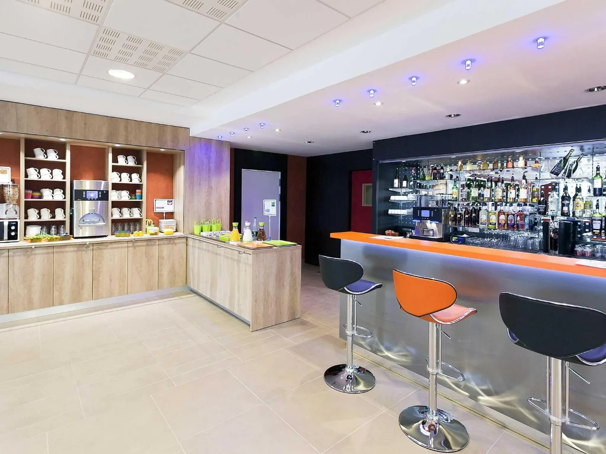 Lounge or bar in ibis Styles Flers Lounge or bar in ibis Styles Flers
