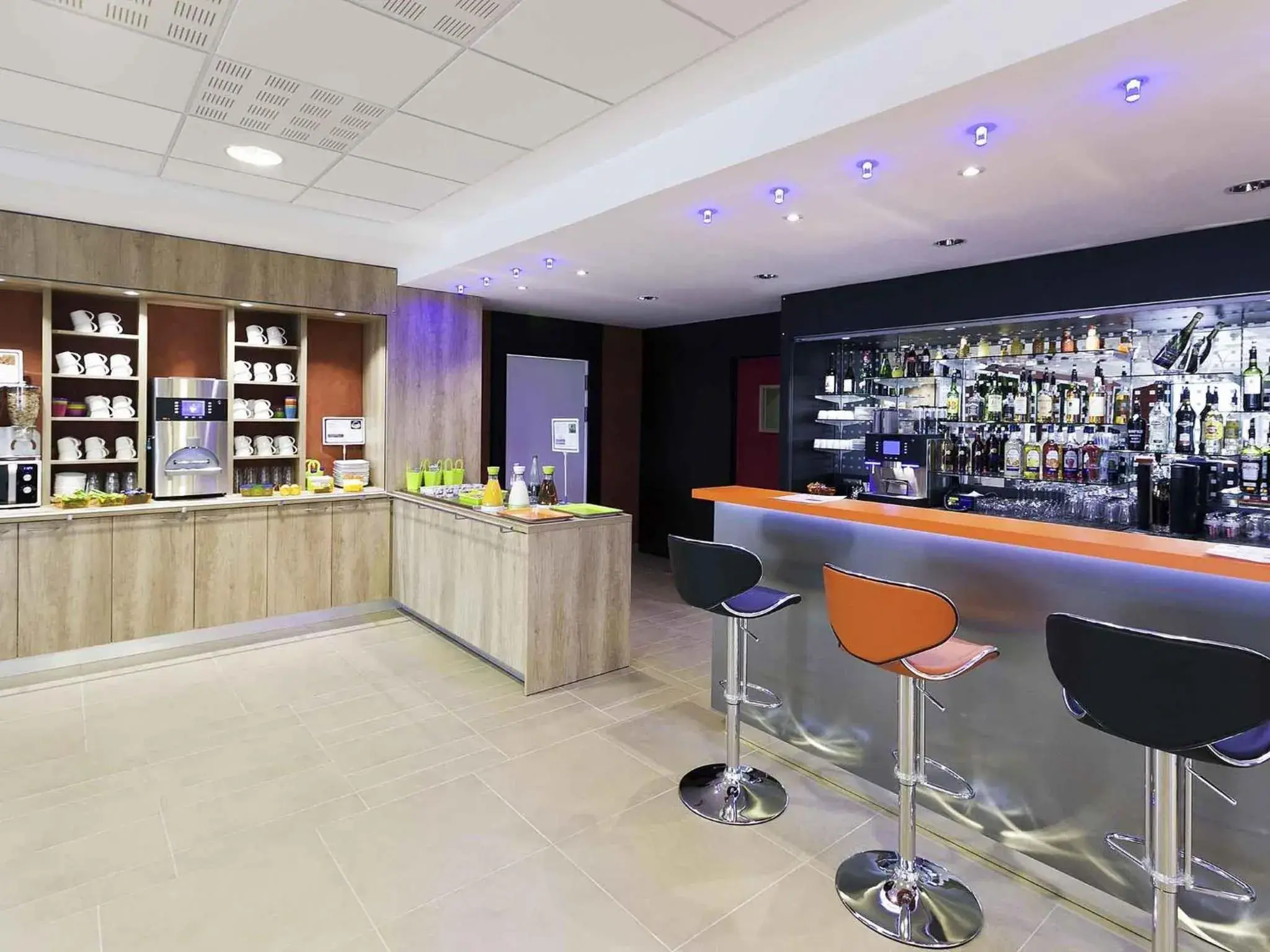 Lounge or bar in ibis Styles Flers Lounge or bar in ibis Styles Flers