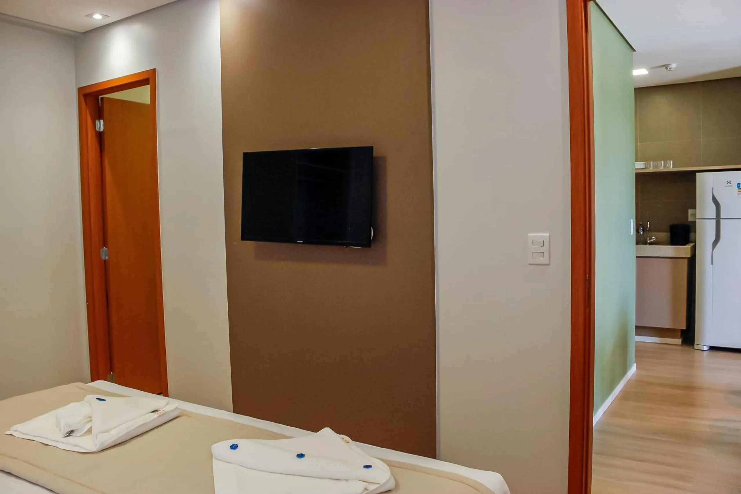 Communal lounge/ TV room, Bed in Lagoa EcoTowers Resort - LAGOA OFICIAL